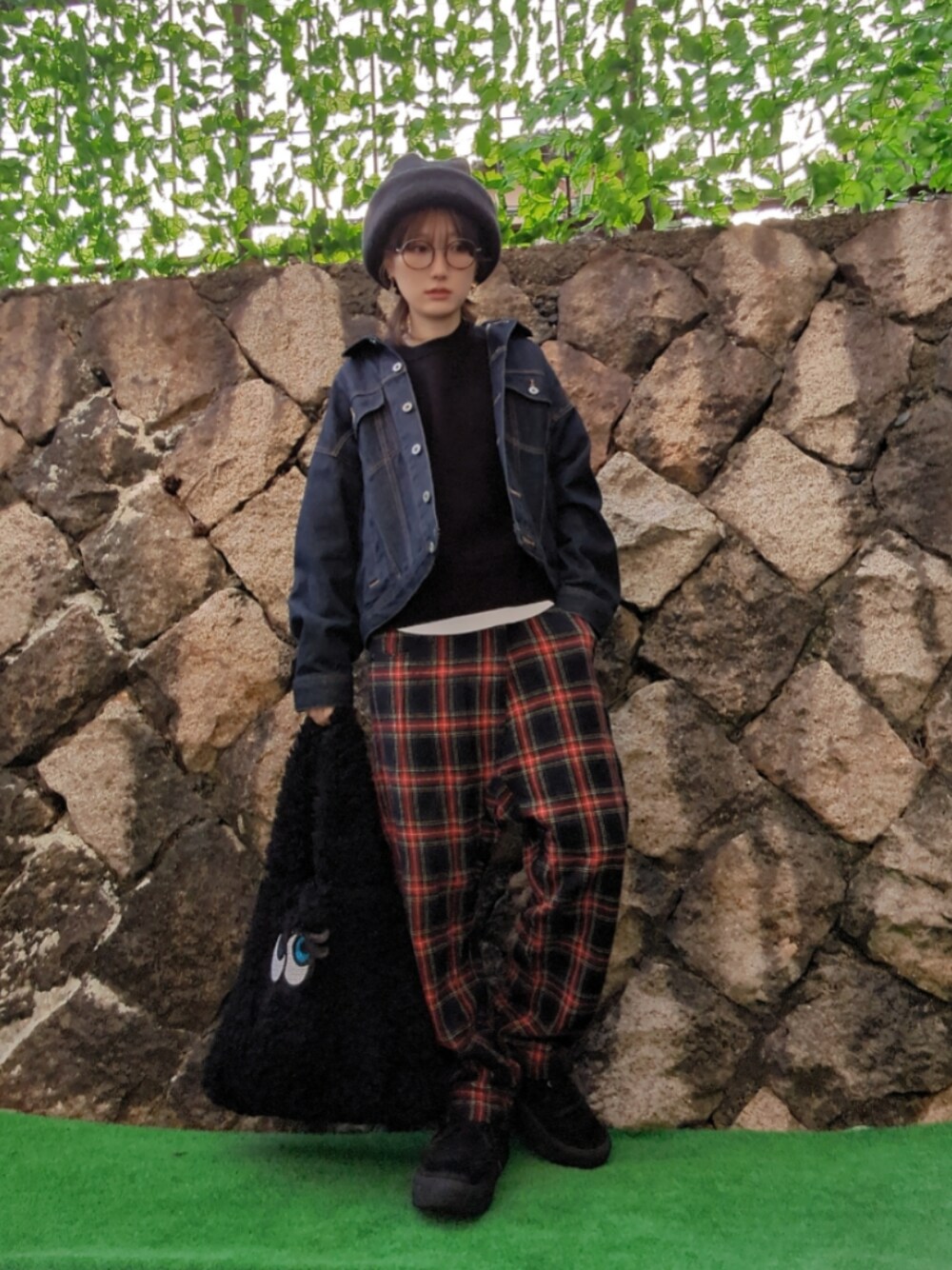 「チェックパンツ、ワイドパンツ、トートバッグ、ニット帽、デニム、デニムジャケット、カジュアル」｜「GUのアイテム（トートバッグ、ブラック系）」を使った、あゆみっくすさん（骨格ウェーブ・レディース・164cm）の冬コーディネートの1枚目の写真