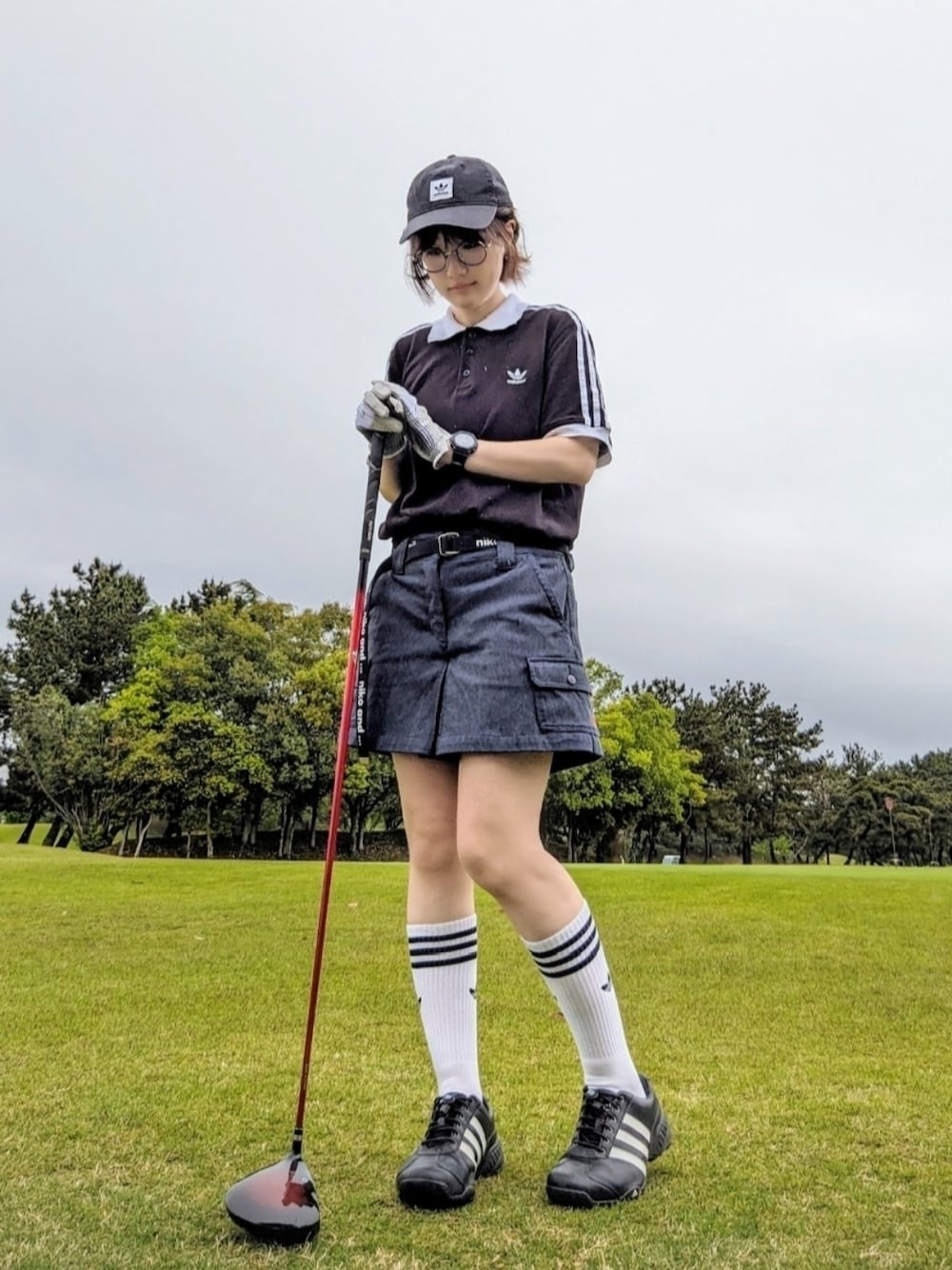 「ゴルフ、ゴルフウェア、スポーツミックス、ポロシャツ、キュロット、スニーカー、キャップ、ハイソックス、ショートパンツ、ハーフパンツ、アウトドアスタイル」｜「adidasのアディカラー クラシックス スリーストライプス ポロシャツ / アディダスオリジナルス adidas Originals（ポロシャツ、ブラック系）」を使った、あゆみっくすさん（レディース・164cm）の春コーディネートの1枚目の写真