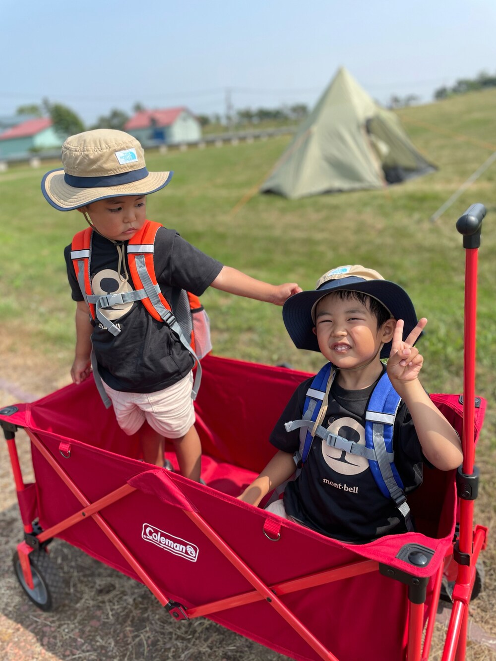 「キャンプ、男の子、シンプル、おそろいコーデ、年子」｜「THE NORTH FACEのアイテム（ハット、ベージュ系）」を使った、EBIHARA    NOZOMIさん（キッズ・100cm）の夏コーディネートの1枚目の写真