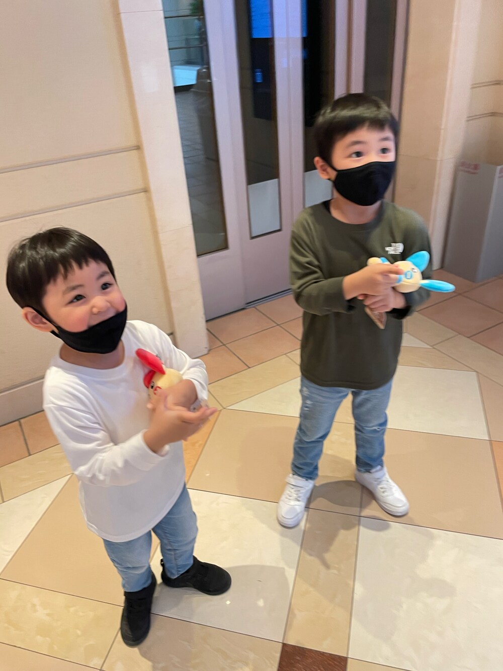 「休日スタイル、カジュアル、カジュアルコーデ、キッズコーデ、キッズファッション、男の子、年子」｜「THE NORTH FACEのアイテム（Tシャツ/カットソー、ホワイト系）」を使った、EBIHARA    NOZOMIさん（キッズ・110cm）の春コーディネートの1枚目の写真