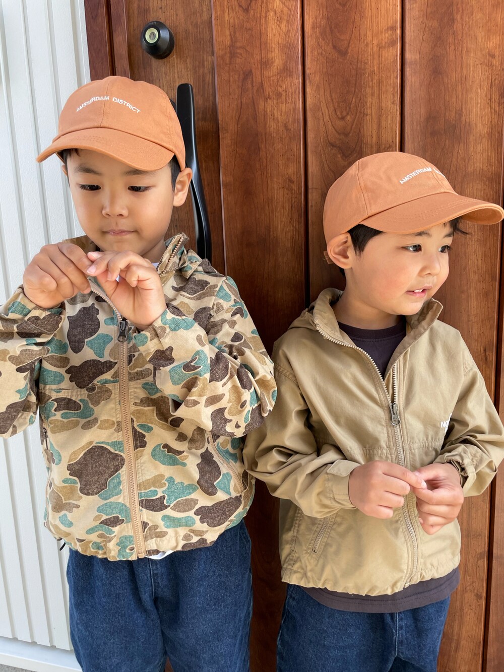 「休日スタイル、シンプル、パンツスタイル、キッズコーデ、兄弟コーディネート」｜「ZARAのアイテム（キャップ、オレンジ系）」を使った、EBIHARA    NOZOMIさん（キッズ・120cm）の春コーディネートの1枚目の写真