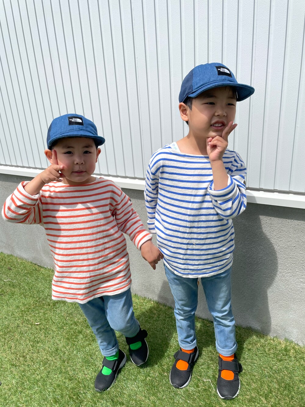 「休日コーデ、シンプルコーデ、春コーデ、ビタミンカラー、キッズコーデ、キッズファッション、男の子、年子、お洒落さんとつながりたい」｜「MARKEY'Sのアイテム（Tシャツ/カットソー、ブルー系）」を使った、EBIHARA    NOZOMIさん（キッズ・110cm）の春コーディネートの1枚目の写真