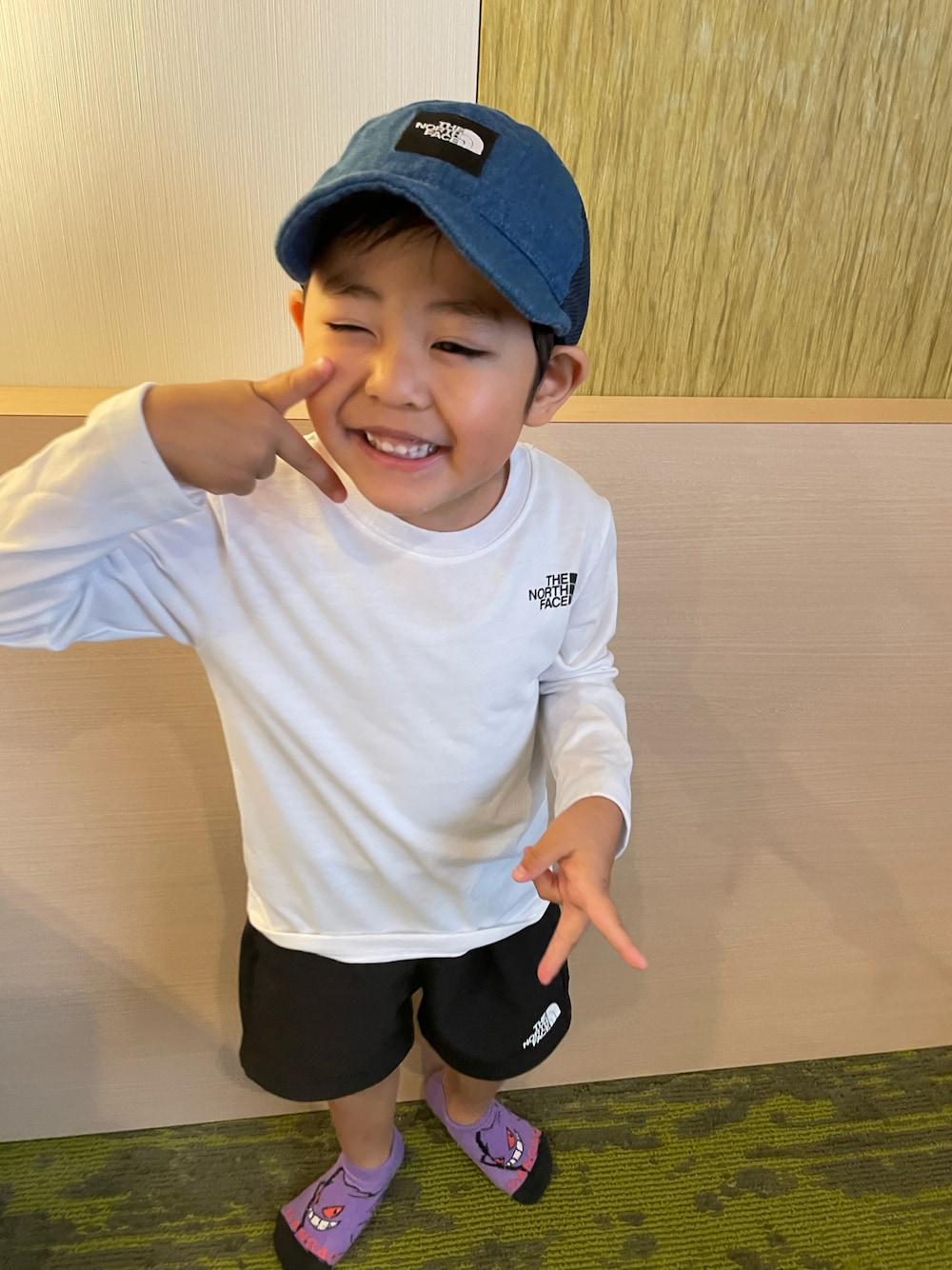 「秋服、カジュアルコーデ、ラフ、キッズコーデ、キッズファッション、ラクチンコーデ」｜「THE NORTH FACEのザ ノース フェイス THE NORTH FACE Kids Square Logo Mesh Cap(キッズスクエアロゴメッシュキャップ)（キャップ、ブルー系）」を使った、EBIHARA    NOZOMIさん（キッズ・100cm）の秋コーディネートの1枚目の写真