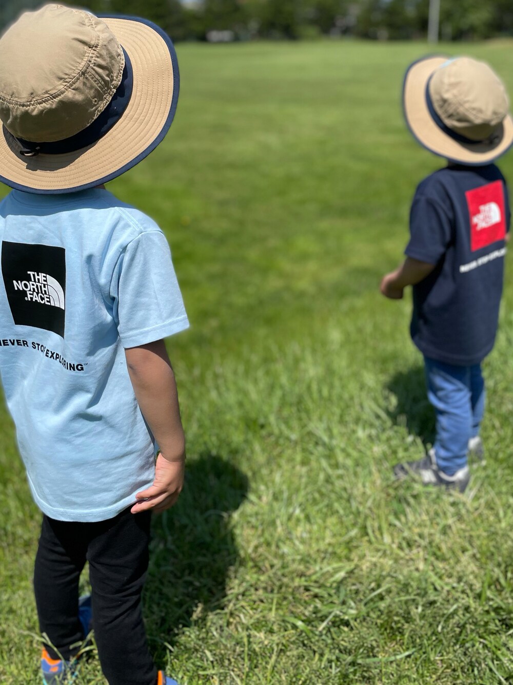 「公園、兄弟コーディネート、アウトドアスタイル、キッズコーデ」｜「THE NORTH FACEのアイテム（Tシャツ/カットソー、ブルー系）」を使った、EBIHARA    NOZOMIさん（キッズ・100cm）の夏コーディネートの1枚目の写真