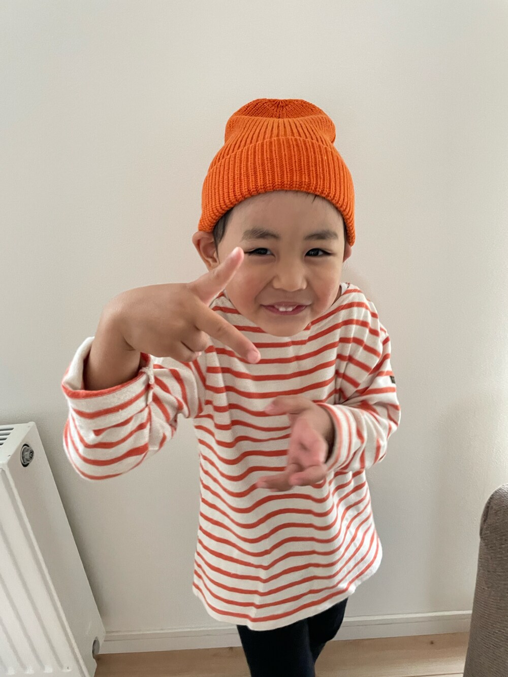 「秋色、シンプル、ロンT、カジュアル、キッズコーデ、キッズファッション、男の子、年子」｜「ZARAのアイテム（ニットキャップ/ビーニー、オレンジ系）」を使った、EBIHARA    NOZOMIさん（キッズ・100cm）の秋コーディネートの1枚目の写真
