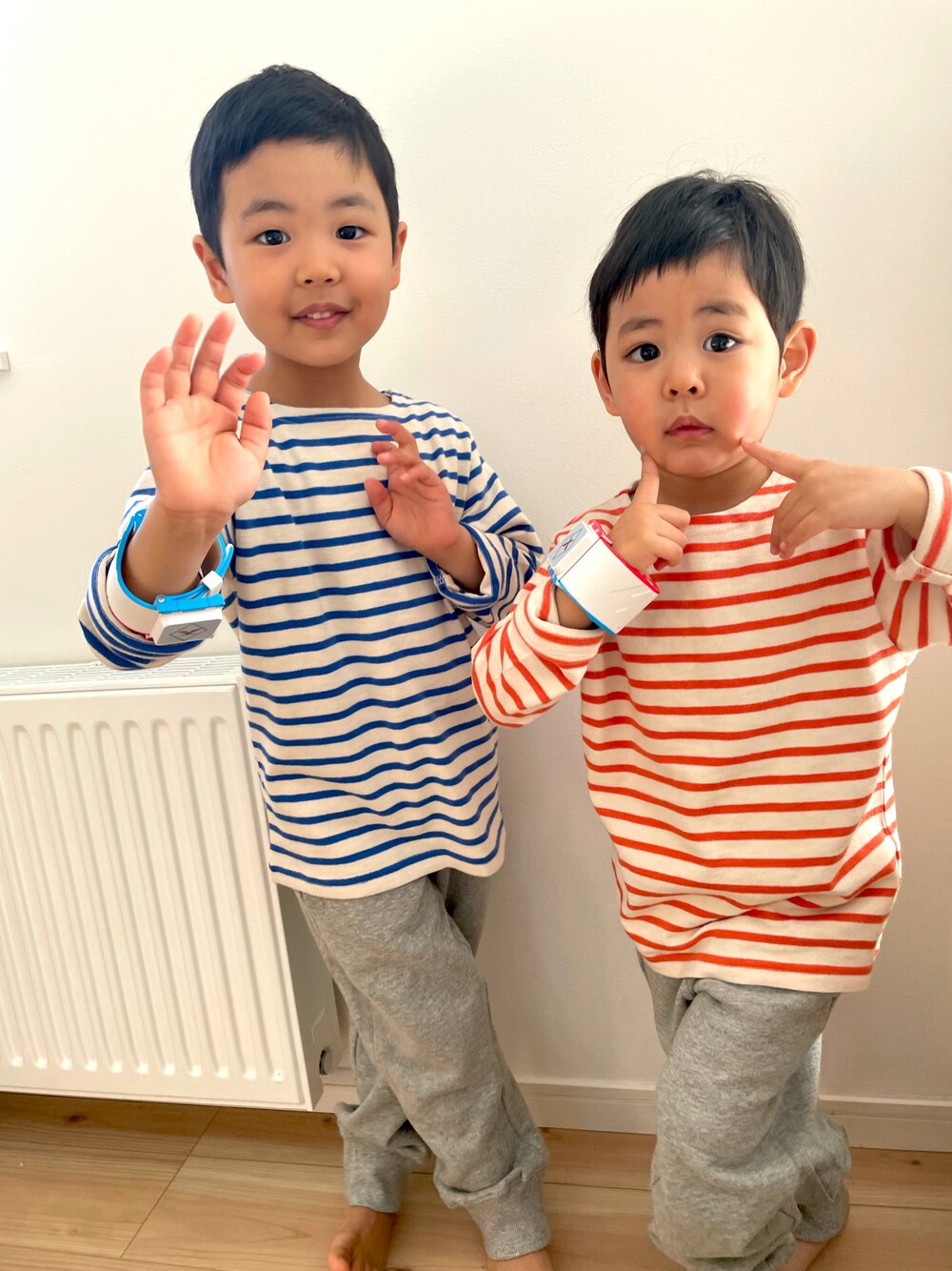 「春コーデ、シンプルコーデ、ボーダー、カジュアルコーデ、春カラー、キッズコーデ、キッズファッション、年子、男の子、男の子コーデ」｜「Championのアイテム（スウェットパンツ、グレー系）」を使った、EBIHARA    NOZOMIさん（キッズ・110cm）の冬コーディネートの1枚目の写真