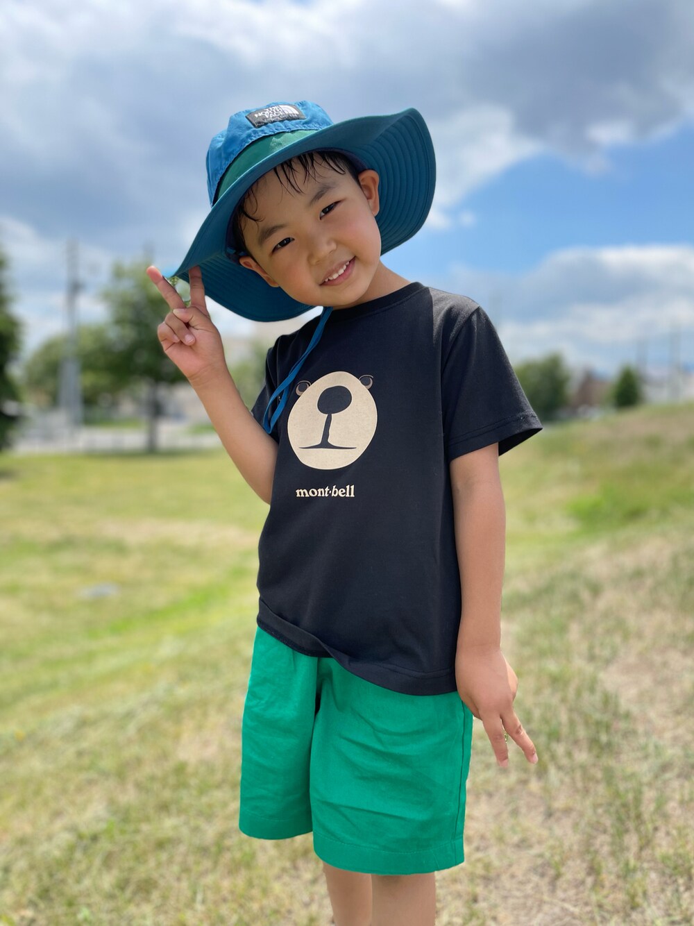 「夏コーデ、カジュアル、お洒落さんとつながりたい、シンプル、ブルー、Tシャツコーデ、キッズコーデ、キッズファッション、グリーン」｜「mont-bellのアイテム（Tシャツ/カットソー、ブラック系）」を使った、EBIHARA    NOZOMIさん（キッズ・110cm）の夏コーディネートの1枚目の写真
