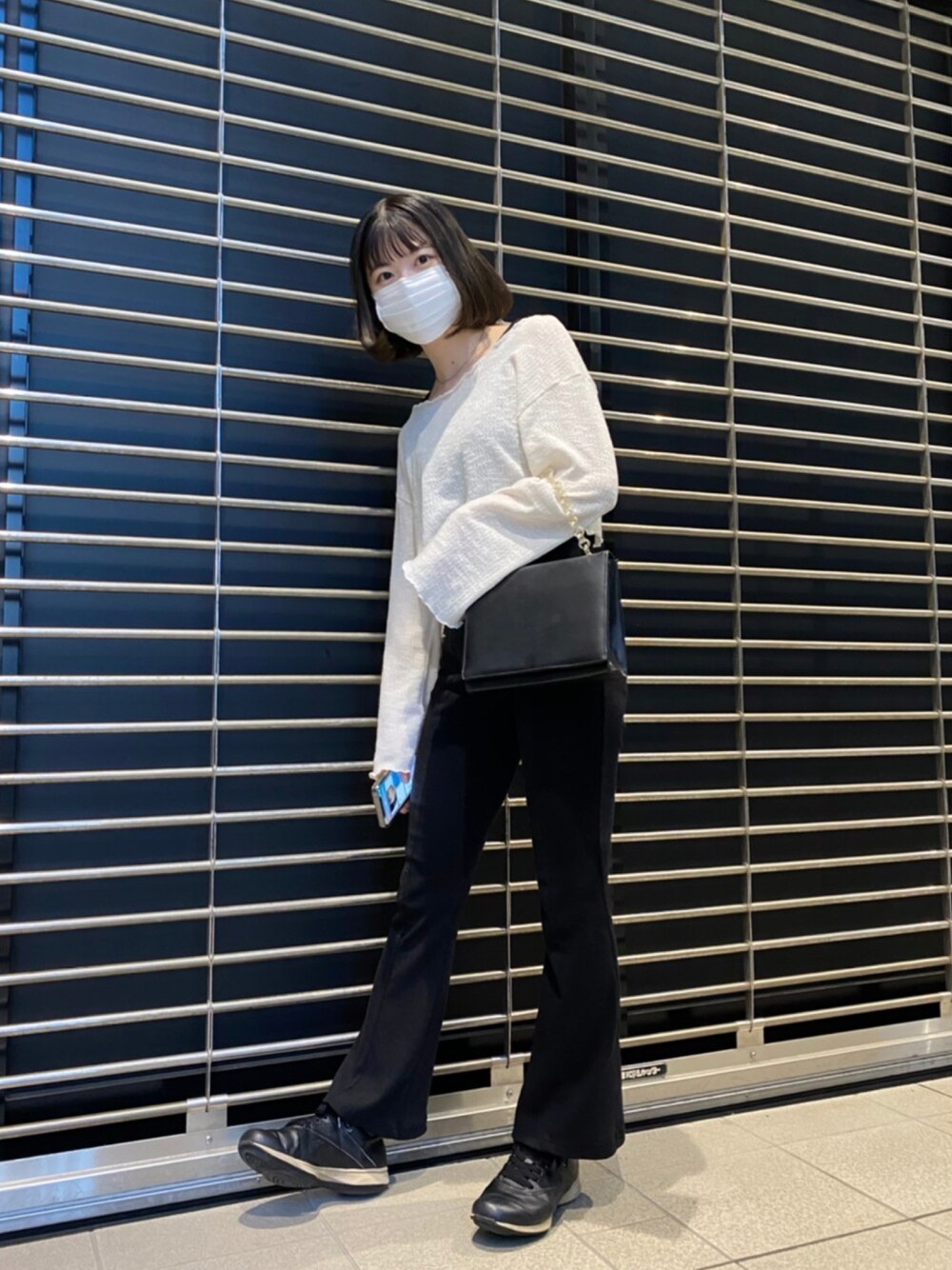 「シンプル、モノトーン」｜「Reebokのアイテム（スニーカー、ブラック系）」を使った、めるこさん（レディース・155cm）の冬コーディネートの1枚目の写真