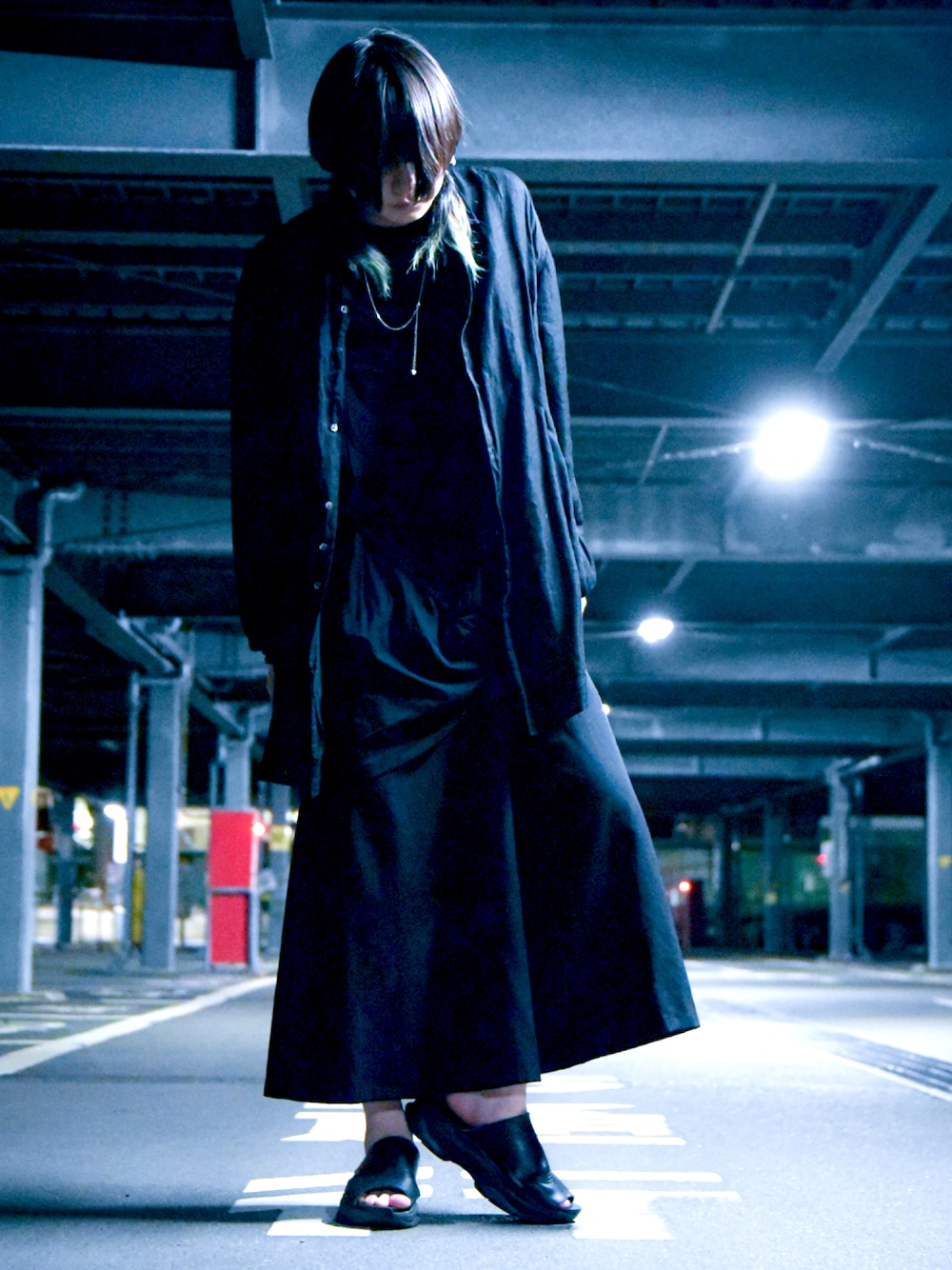 「いまどきジャケット写真、kujaku、yohji yamamoto pour homme、byohjiyamamoto、yohjiyamamoto、オールブラック、LAD MUSICIAN、メンズコーデ、モード、春コーデ、黒コーデ、シャツコーデ、メンズファッション、ユニセックス、モノトーンコーデ」｜「B Yohji Yamamotoのアイテム（トップス、ブラック系）」を使った、K.A.Z.Uさん（メンズ・180cm）の春コーディネートの1枚目の写真