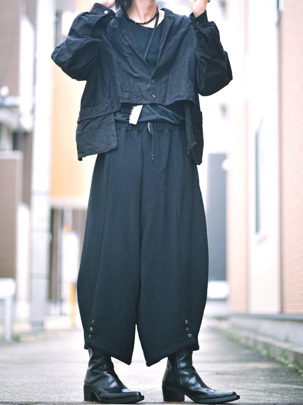 「kujaku、JOHN LAWRENCE SULLIVAN、yohjiyamamoto、モード、オールブラック、黒、黒コーデ、秋服準備はじめました、秋服、秋コーデ、シンプルスタイル、お洒落さんとつながりたい、オーバーサイズ、革靴、ヒールブーツ」｜「JOHN LAWRENCE SULLIVANのPOINTED TOE BOOTS（ブーツ、ブラック系）」を使った、K.A.Z.Uさん（メンズ・180cm）の秋コーディネートの1枚目の写真