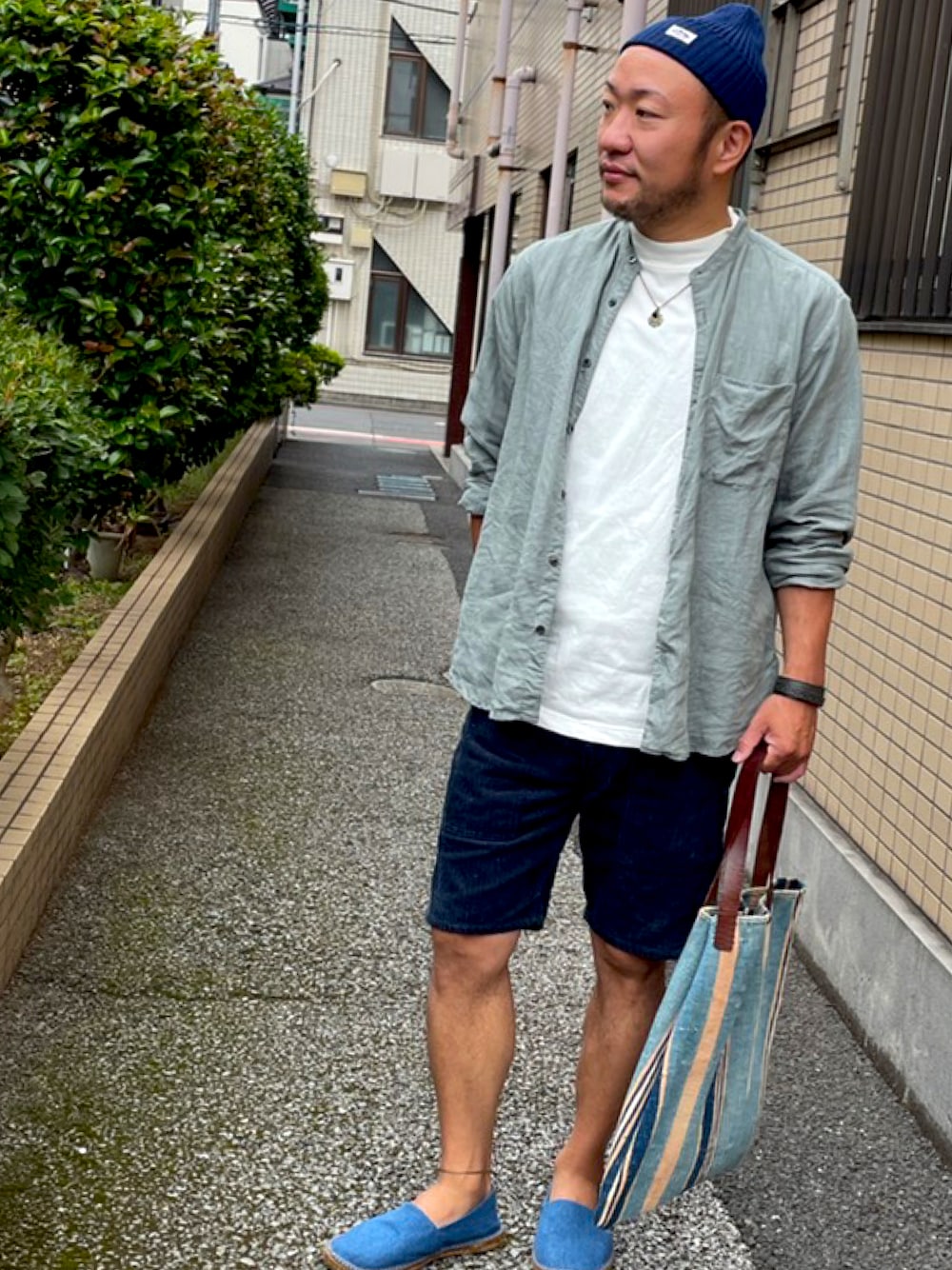 「初夏コーデ、リネンシャツ、レイヤードスタイル、ワントーンコーデ、大人カジュアル、エスパドリーユ、袖まくり、ニット帽、おじさん、アラフォー」｜「HOLLYWOOD RANCH MARKETのアイテム（ニットキャップ/ビーニー、ブルー系）」を使った、masu＊さん（メンズ・168cm）の夏コーディネートの1枚目の写真