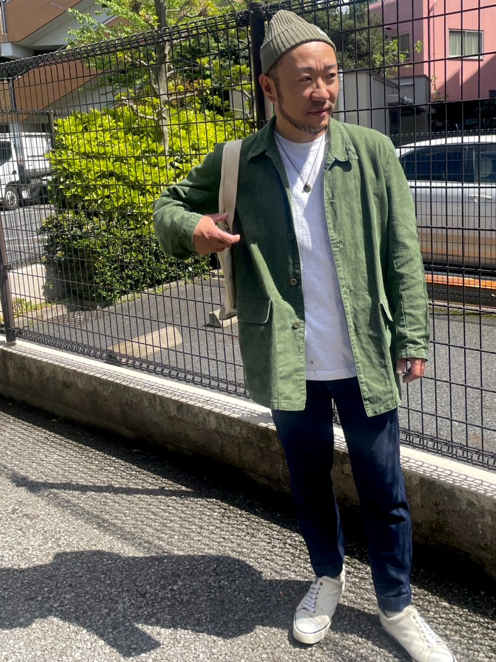 「いまどきジャケット写真、ミリタリージャケット、スウェーデン軍、m39、ヴィンテージ、キャンバストート、USヴィンテージ、古着、おじさん、アラフォー」｜「HOLLYWOOD RANCH MARKETのアイテム（ニットキャップ/ビーニー、グリーン系）」を使った、masu＊さん（メンズ・168cm）の春コーディネートの1枚目の写真