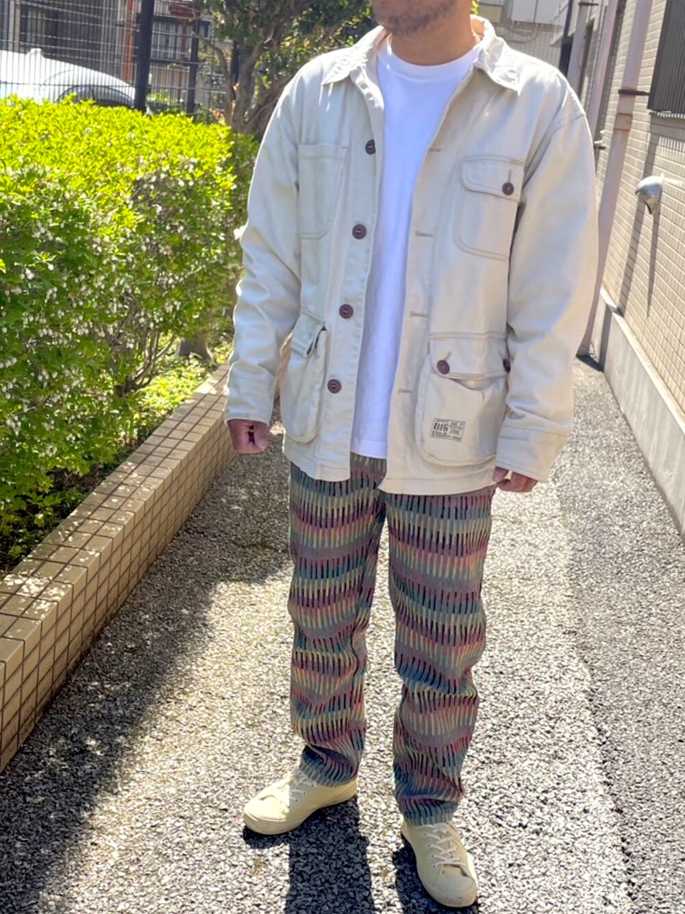 「いまどきジャケット写真、ワークジャケット、古着、春、白ジャケット、柄パンツ、派手柄、古着MIX、おじさん、アラフォー」｜「古着のアイテム（その他アウター、ホワイト系）」を使った、masu＊さん（メンズ・168cm）の春コーディネートの1枚目の写真