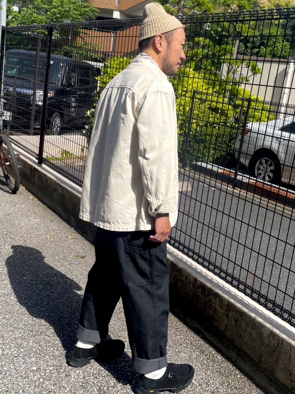 「大人カジュアル、春コーデ、白ジャケット、ワークパンツ、デニムパンツ、白ソックス、アロハシャツ、BINDU、おじさん、アラフォー」｜「HOLLYWOOD RANCH MARKETのアイテム（ニットキャップ/ビーニー、ベージュ系）」を使った、masu＊さん（メンズ・168cm）の春コーディネートの1枚目の写真