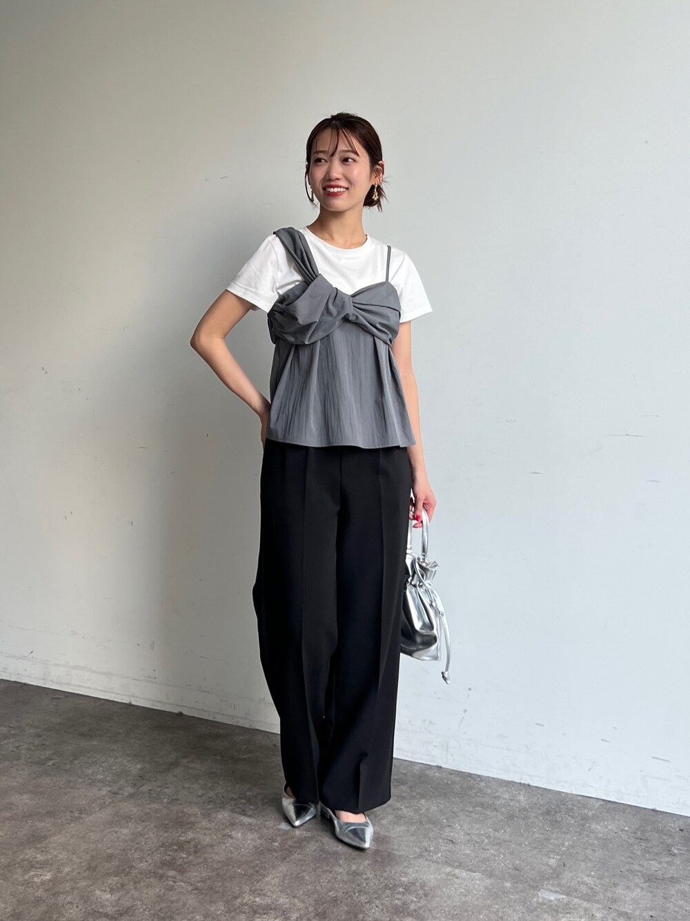 「大人カジュアル、ショルダーバッグ、休日スタイル、デートコーデ、お出かけコーデ、モノトーン、プチプラ、ビスチェ、春夏コーデ、シンプル・ベーシック、春服、ブラックコーデ、スラックス、Tシャツ、シルバー」｜「Chez toiのビスチェ見えドッキングプルオーバー（Tシャツ/カットソー、グレー系）」を使った、いたみかなこさん（骨格ウェーブ・レディース・161cm）の春コーディネートの1枚目の写真
