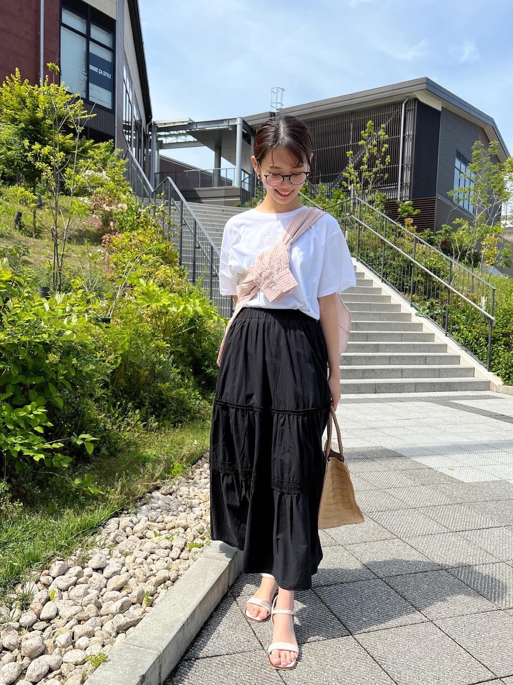 「きれいめカジュアル、白Tシャツ、ロゴT、夏コーデ、モノトーンコーデ、ゆるコーデ、大人コーデ、シンプル、お洒落さんとつながりたい、メガネ女子、着回しコーデ、たすき掛け、ピンクコーデ、ストライプシャツ、サンダルコーデ」｜「Chez toiのコットンSTRシャツ（シャツ/ブラウス、ピンク系）」を使った、いたみかなこさん（レディース・161cm）の春コーディネートの1枚目の写真