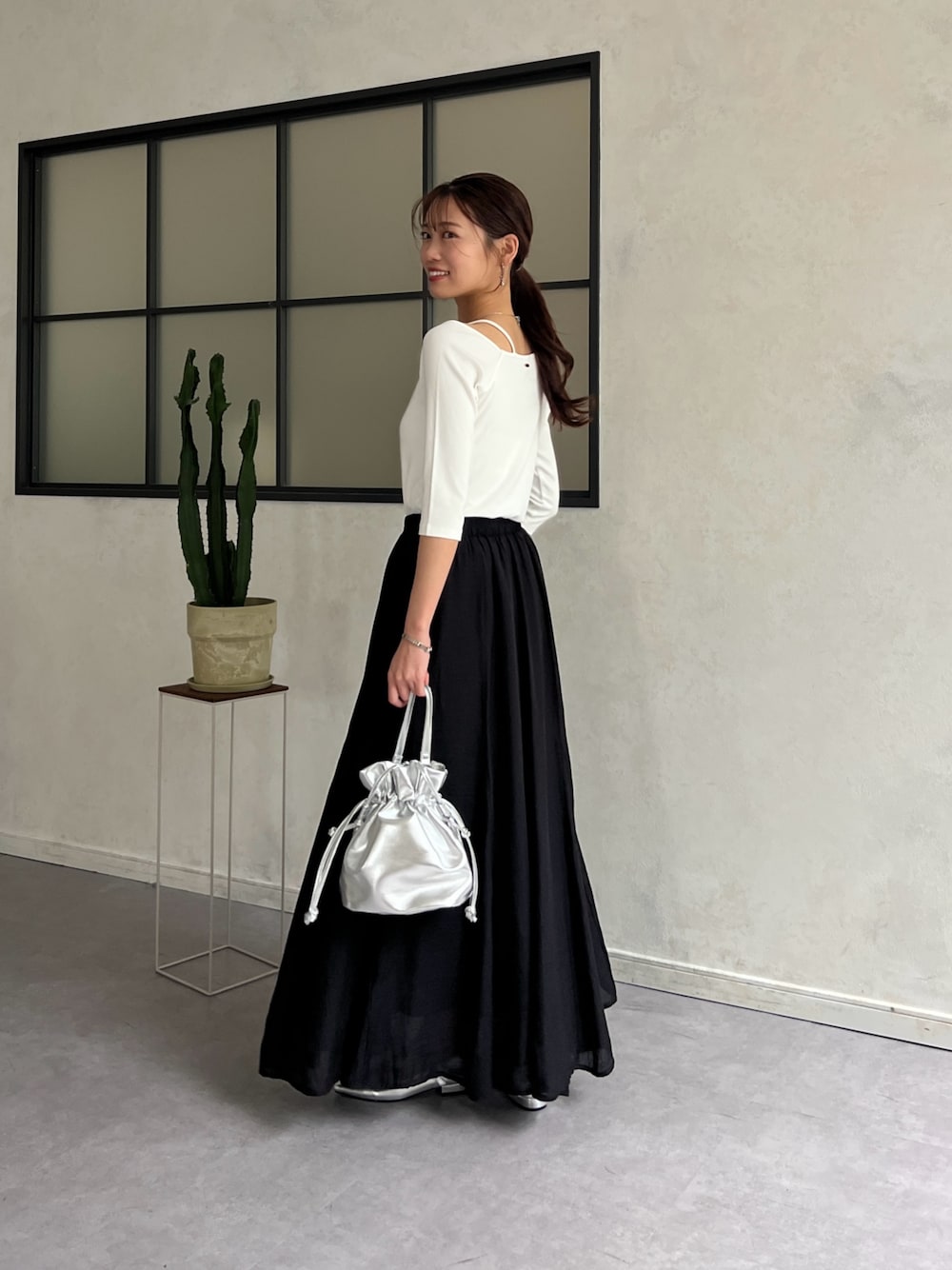 ホワイト系のTシャツ/カットソー、ブラック系のその他パンツ、シルバー系のトートバッグを着用したレディースの春コーディネートの1枚目の写真