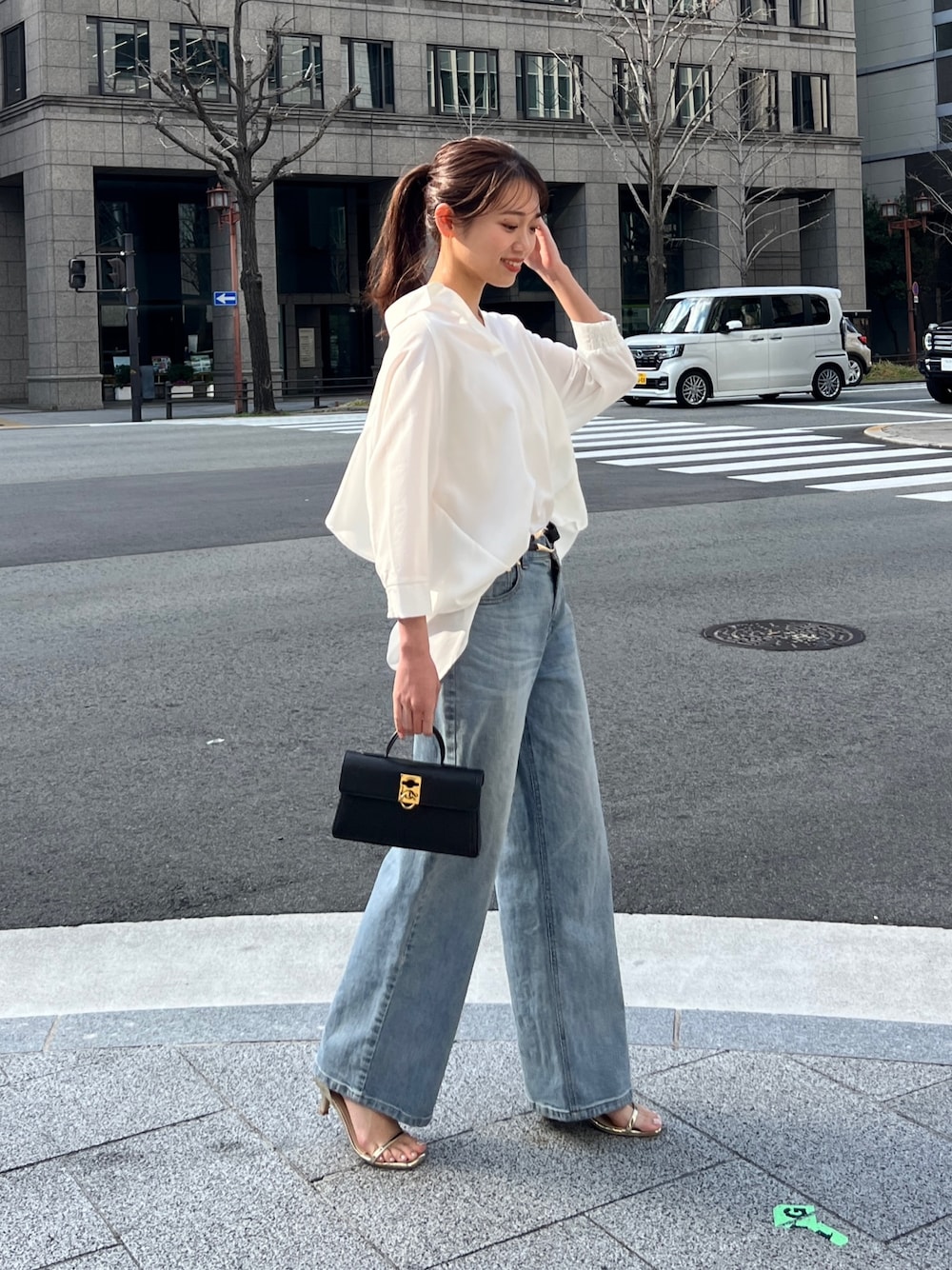 「デニム、モノトーン、デートコーデ、春コーデ、プチプラ、春服みてみて、お出かけコーデ、春ファッション、大人カジュアル、シンプルスタイル、パンツコーデ、大人かわいい、楽チンコーデ、シャツスタイル、サンダル」｜「Chez toiのリネンタッチBACKフリルスキッパーシャツ（Tシャツ/カットソー、ホワイト系）」を使った、いたみかなこさん（レディース・161cm）の春コーディネートの1枚目の写真