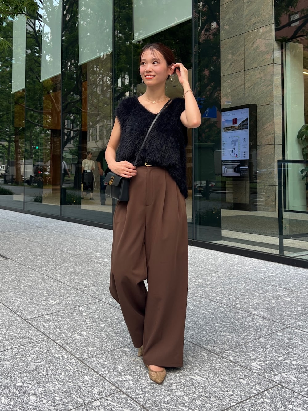 ブラック系のワンピース、ブラウン系のその他パンツを着用したレディースの秋コーディネートの1枚目の写真