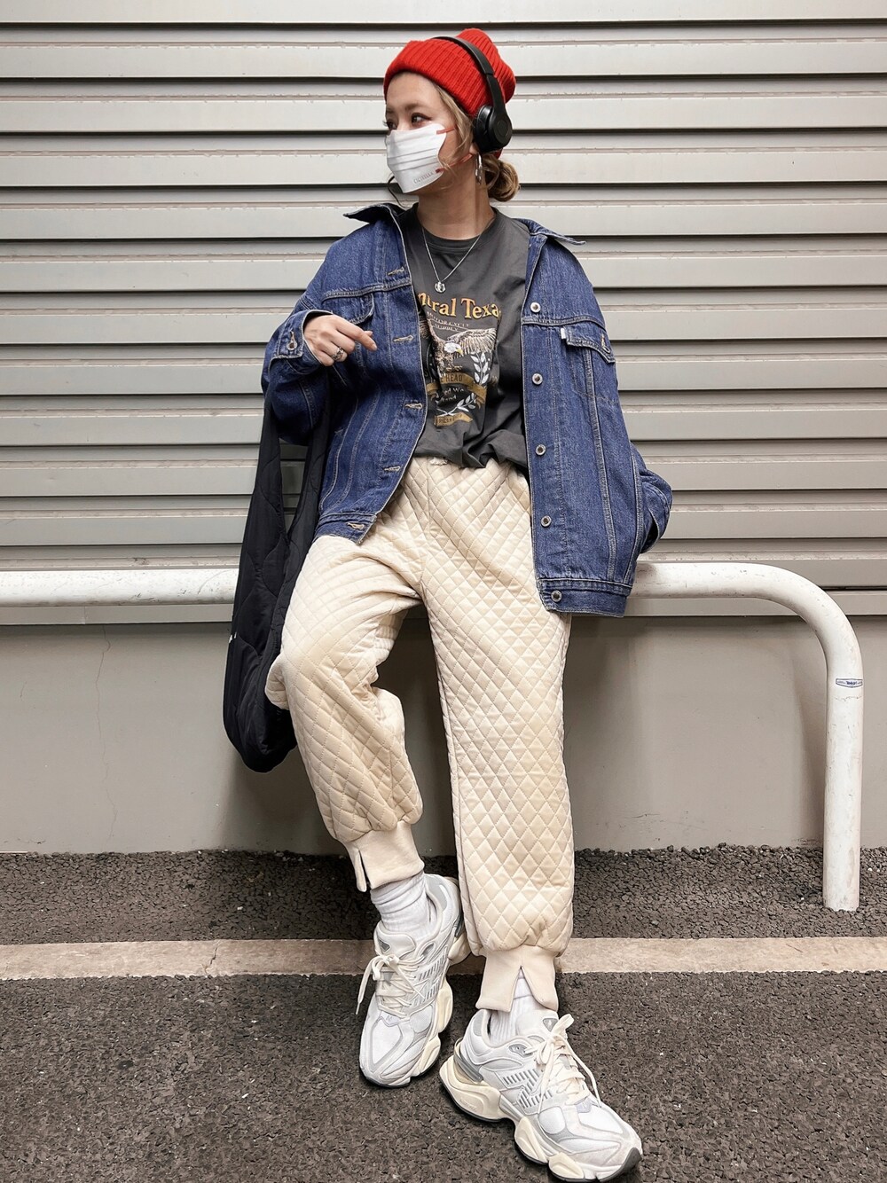 「ほめられ本命コーデ、楽チンコーデ、春服、オトナカジュアル、デニムコーデ、プチプラコーデ、イーグルプリント、高身長女子、キルティングパンツ」｜「CORNERSのイーグルプリントTシャツ（Tシャツ/カットソー、ブラック系）」を使った、natsupooさん（レディース・167cm）の冬コーディネートの1枚目の写真