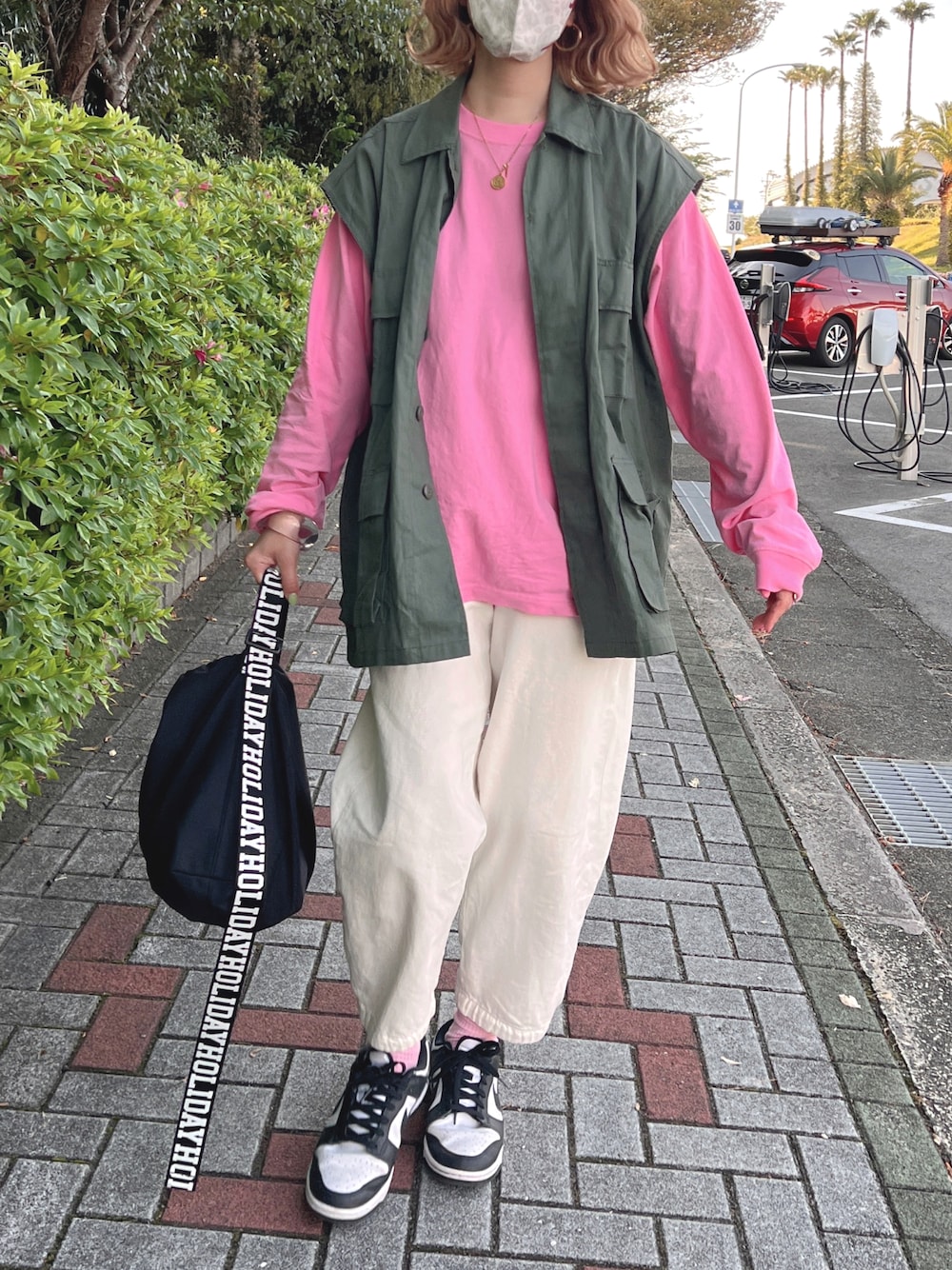 「大人カジュアル、シンプル、夏コーデ、ラフ、ロンT、ミリタリーベスト、カジュアル、プチプラコーデ、バルーンパンツ、ダンクロー」｜「ROTHCOの[ROTHCO/ロスコ] BDUミリタリーシャツ リメイクベスト（ベスト、グリーン系）」を使った、natsupooさん（レディース・167cm）の春コーディネートの1枚目の写真