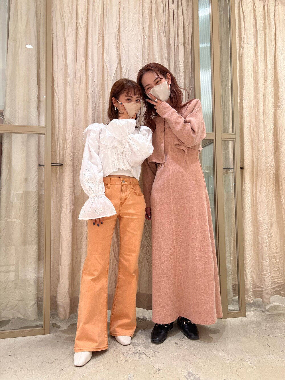 ホワイト系のシャツ/ブラウス、オレンジ系のデニムパンツ、ブラック系のローファーを着用したレディースの春コーディネートの1枚目の写真