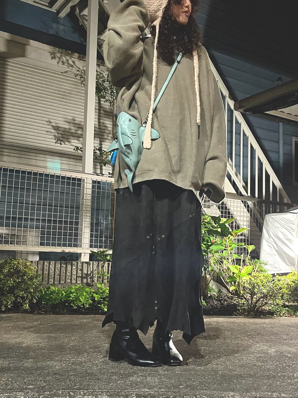 「秋冬コーデ、シンプル、おしゃれさんと繋がりたい、休日コーデ、カジュアルコーデ、ootd、モノトーン、スカート、ワンピース、プチプラ、プチプラコーデ」｜「no brandのアイテム（ブーツ、ブラック系）」を使った、らいだーさん（レディース・156cm）の秋コーディネートの1枚目の写真