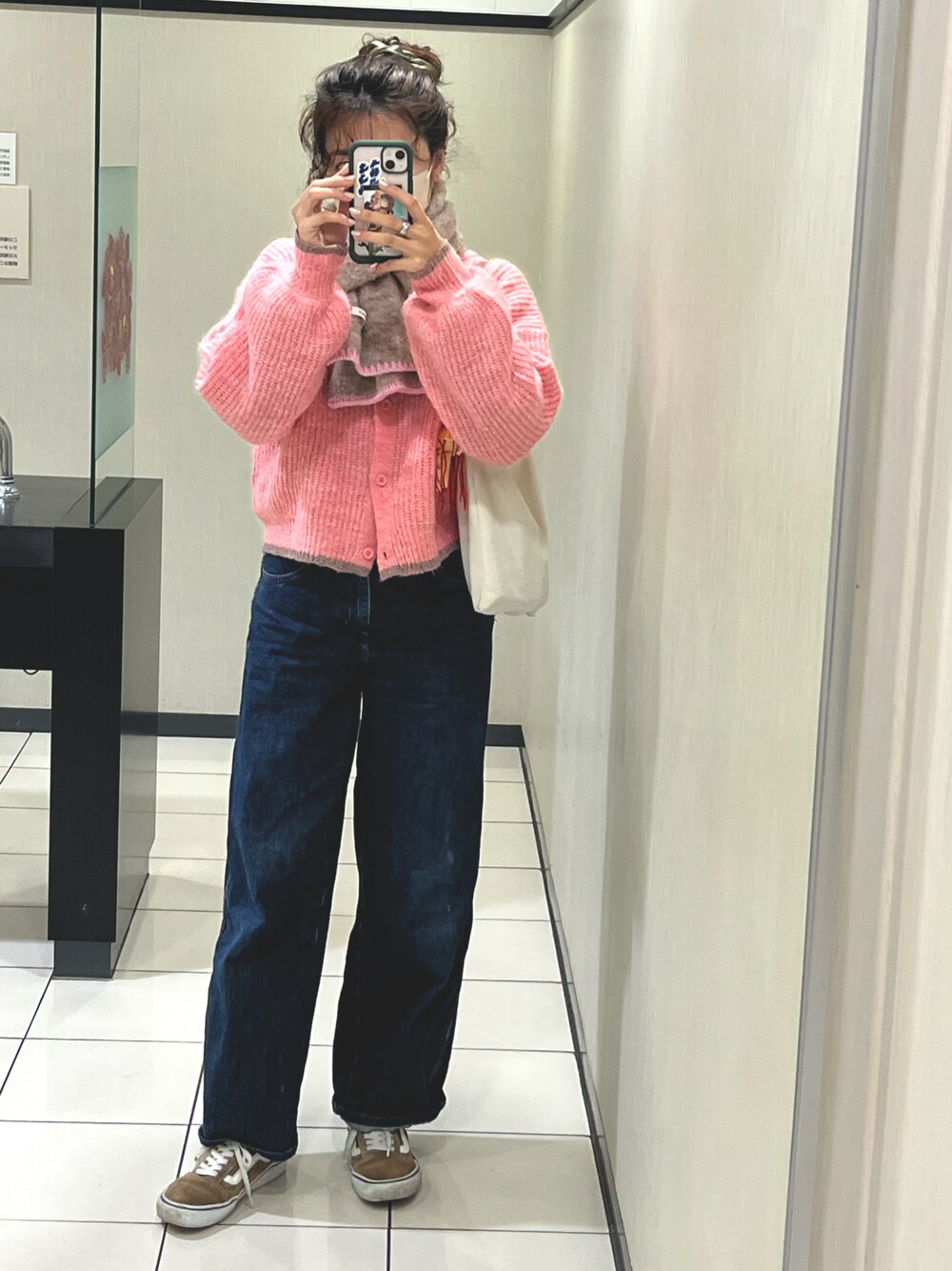 「春服デビュー宣言、春コーデ、オトナカジュアル、スニーカーコーデ、プチプラコーデ、今日のコーデ、プチプラ、低身長、きれいめカジュアル」｜「UNIQLOのワイドフィットカーブジーンズ（デニムパンツ、グレー系）」を使った、らいだーさん（レディース・156cm）の春コーディネートの1枚目の写真