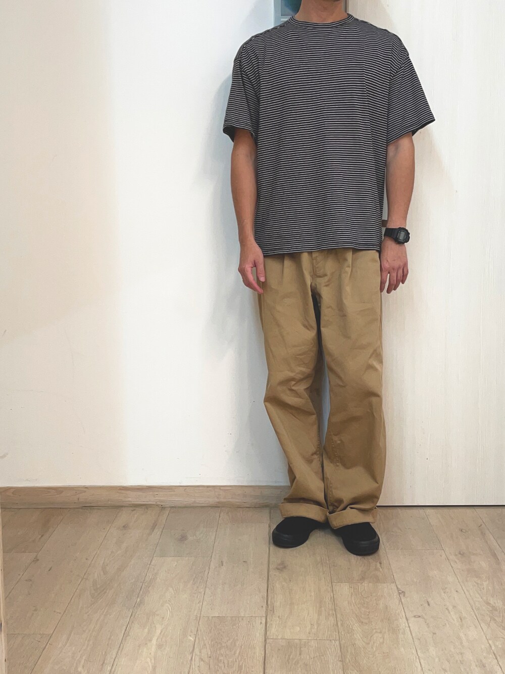 「ボーダー、チノパン、仕事着」｜「Graphpaperのアイテム（チノパンツ、ベージュ系）」を使った、ucciさん（メンズ・167cm）の秋コーディネートの1枚目の写真