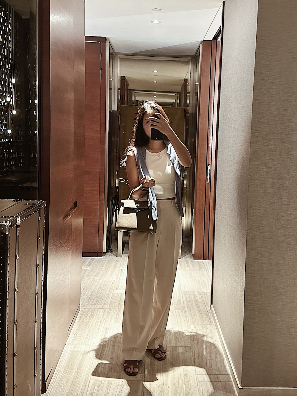 「カジュアル、大人カジュアル、アルハンブラ、ブラトップ、ハイウエスト、トラウザーパンツ、UNIQLO、van cleef & arpels、Hermes アップルウォッチ、Hermes kelly25、Hermes オーランサンダル」｜「UNIQLOのアイテム（タンクトップ、ホワイト系）」を使った、yumiさん（骨格ウェーブ・レディース・163cm）の冬コーディネートの1枚目の写真
