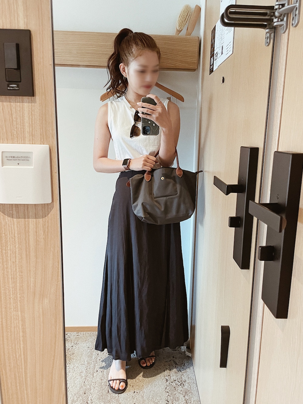 「大人コーデ、大人女子、ノースリーブ、ロングスカート、紐サンダル、トートバッグ、LONGCHAMP、アップルウォッチ、サングラス、ray ban」｜「SAPPUNのLilico（サンダル、ブラック系）」を使った、yumiさん（レディース・163cm）の夏コーディネートの1枚目の写真