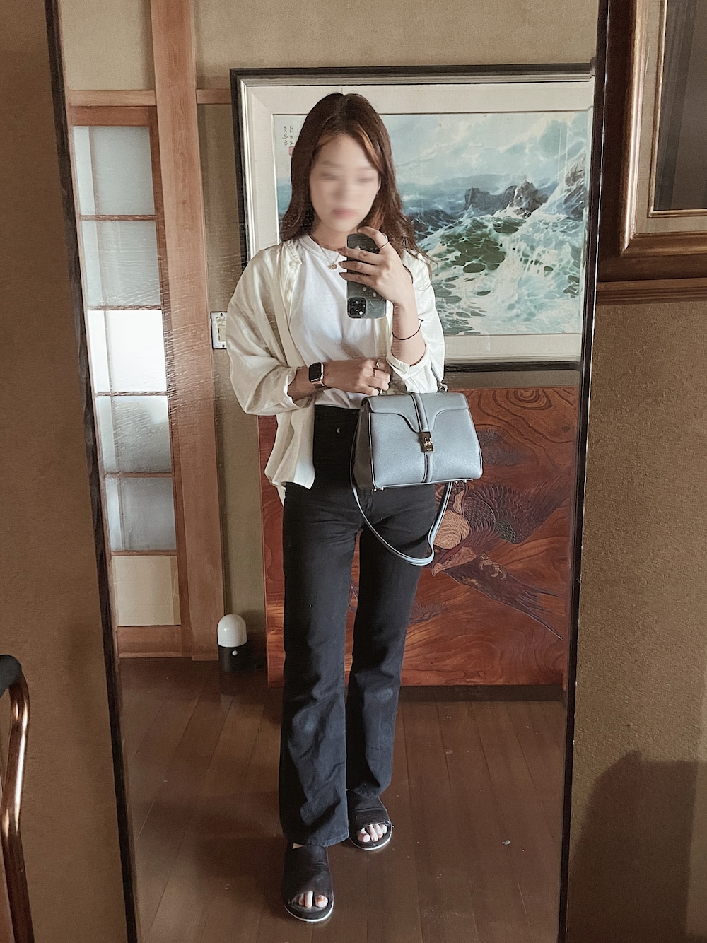 「カジュアル、大人カジュアル、白Tシャツ、ハイウエスト、フレアデニム、Vicente、アップルウォッチ、16(セーズ)、CELINE、紐サンダル、セリーヌ」｜「VicenteのVicente flare denim（デニムパンツ、ブラック系）」を使った、yumiさん（レディース・163cm）の秋コーディネートの1枚目の写真