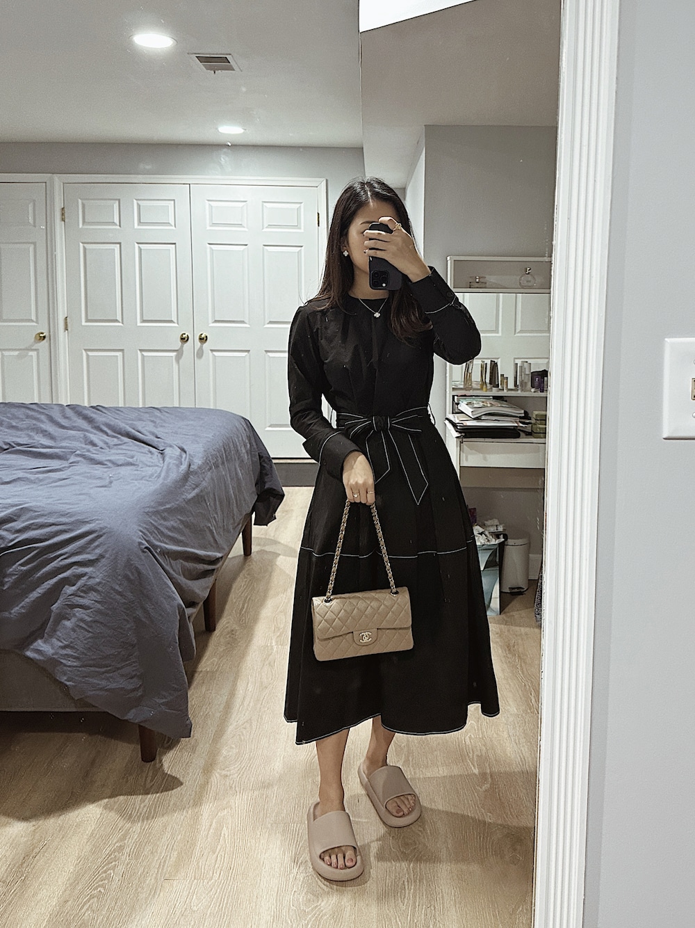 「大人コーデ、キレイめコーデ、chanel flap bag、VanCleef&Arpels、coco crush、ザラジョ、アルハンブラ、CHANEL パンプス、Hermes アップルウォッチ」｜「CHANELのアイテム（ショルダーバッグ、ベージュ系）」を使った、yumiさん（骨格ウェーブ・レディース・163cm）の秋コーディネートの1枚目の写真