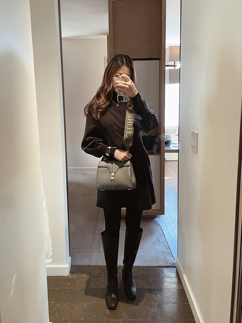 「大人かわいい、大人ガーリー、ロングブーツ、ブラックコーデ、CELINE、16(セーズ)、アップルウォッチ、ザラジョ」｜「ZARAのアイテム（ワンピース、ブラック系）」を使った、yumiさん（レディース・163cm）の冬コーディネートの1枚目の写真