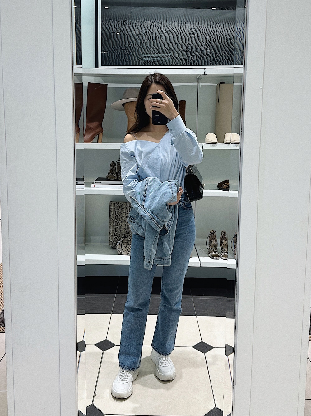 「大人カジュアル、デニムコーデ、ハイウエスト、フレアデニム、Vicente、Valentino garavani、chanel flap bag、スニーカー、マトラッセ」｜「CHANELのアイテム（ショルダーバッグ、ブラック系）」を使った、yumiさん（骨格ウェーブ・レディース・163cm）の夏コーディネートの1枚目の写真