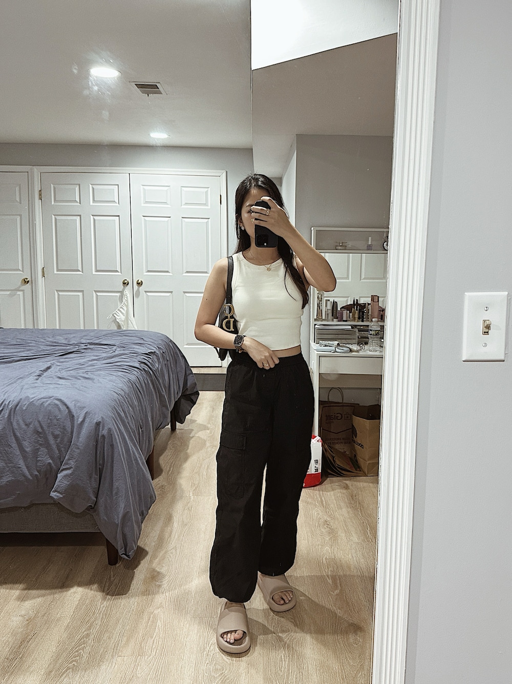 「カジュアルコーデ、ブラトップ、紐サンダル、Hermes アップルウォッチ、Dior saddle、van cleef & arpels、coco crush、UNIQLO、アルハンブラ」｜「UNIQLOのアイテム（タンクトップ、ホワイト系）」を使った、yumiさん（骨格ウェーブ・レディース・163cm）の冬コーディネートの1枚目の写真