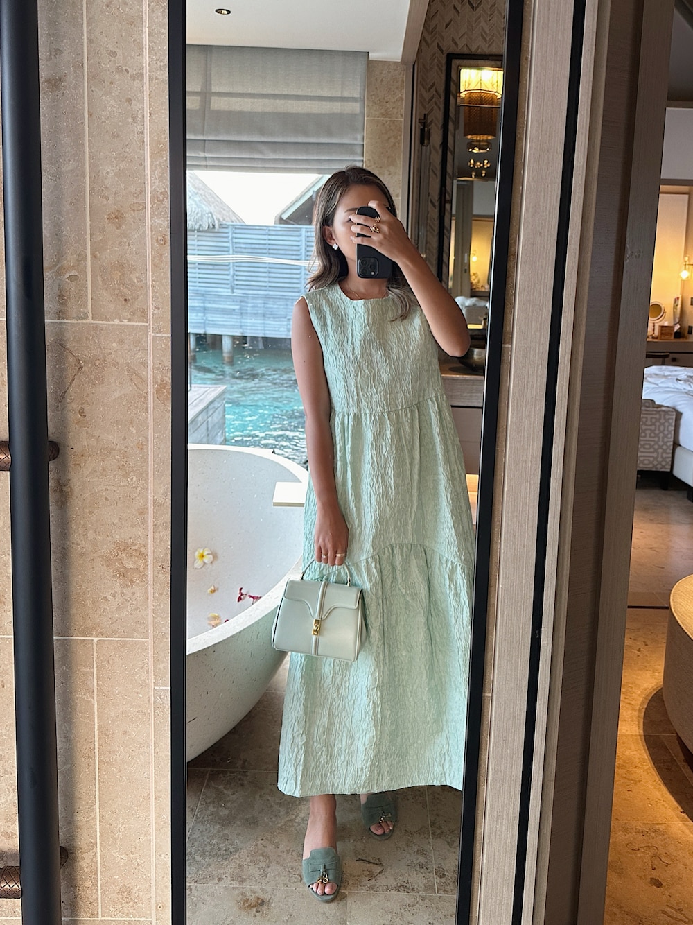 「16 セーズ、CELINE、Loro piana サンダル、ELLIE、ジャガードワンピース、VCA、van cleef & arpels、ヴァンクリ」｜「CELINEのアイテム（ハンドバッグ、その他）」を使った、yumiさん（骨格ウェーブ・レディース・163cm）の夏コーディネートの1枚目の写真