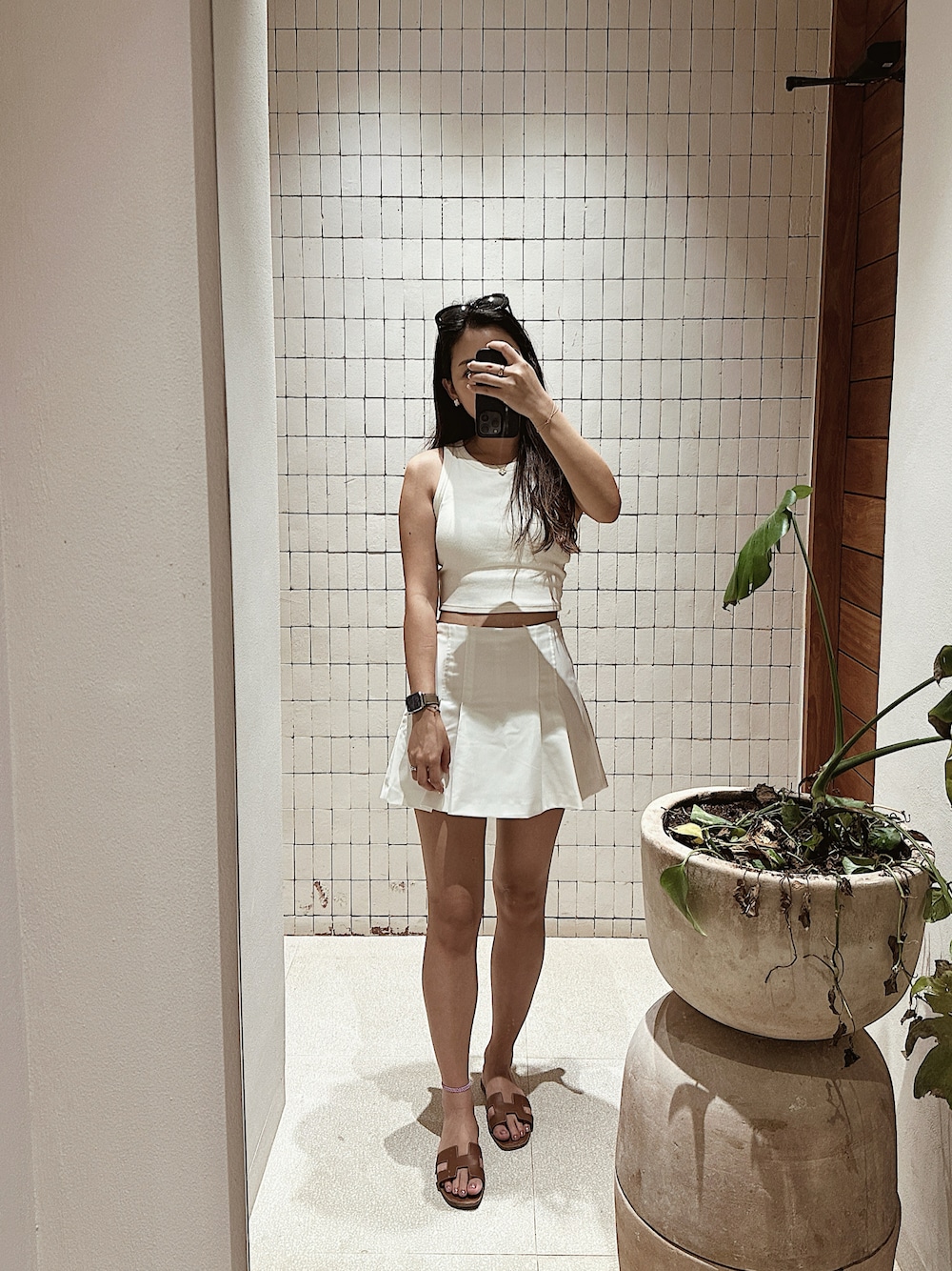 「オールホワイト、クロップドトップス、ブラトップ、ザラジョ、ヴァンクリ、van cleef & arpels、Hermes オーランサンダル、Hermes アップルウォッチ」｜「HERMESのアイテム（サンダル、ブラウン系）」を使った、yumiさん（骨格ウェーブ・レディース・163cm）の夏コーディネートの1枚目の写真