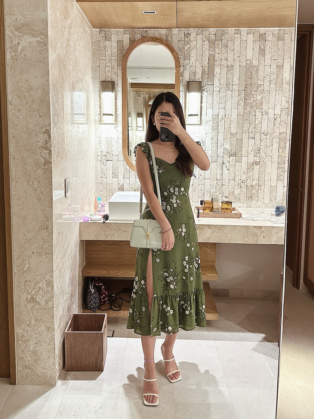 「CELINE、16 セーズ、van cleef & arpels、coco crush、アルハンブラ、ヴァンクリ、お洒落ディナー、花柄ワンピース」｜「The Reformationのアイテム（ワンピース、グリーン系）」を使った、yumiさん（骨格ウェーブ・レディース・163cm）の夏コーディネートの1枚目の写真