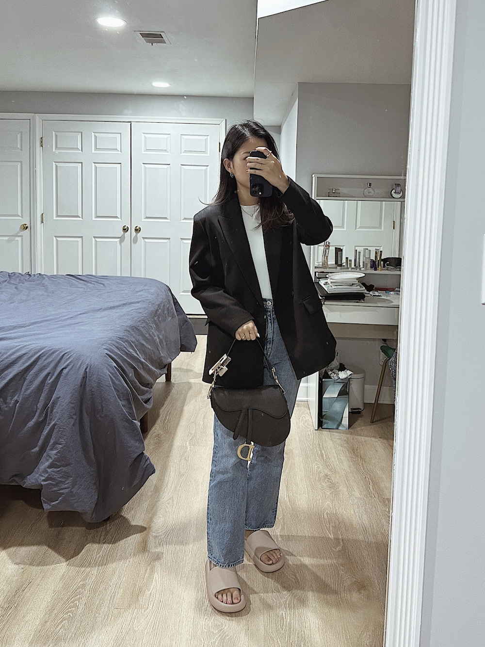 「カジュアル、大人カジュアル、ジャケット×デニム、ハイウエスト、フレアデニム、Vicente、コンバース、ザラジョ、Dior saddle、Hermes アップルウォッチ、キャップ」｜「ZARAのアイテム（ジャケット/アウター、ブラック系）」を使った、yumiさん（骨格ウェーブ・レディース・163cm）の秋コーディネートの1枚目の写真