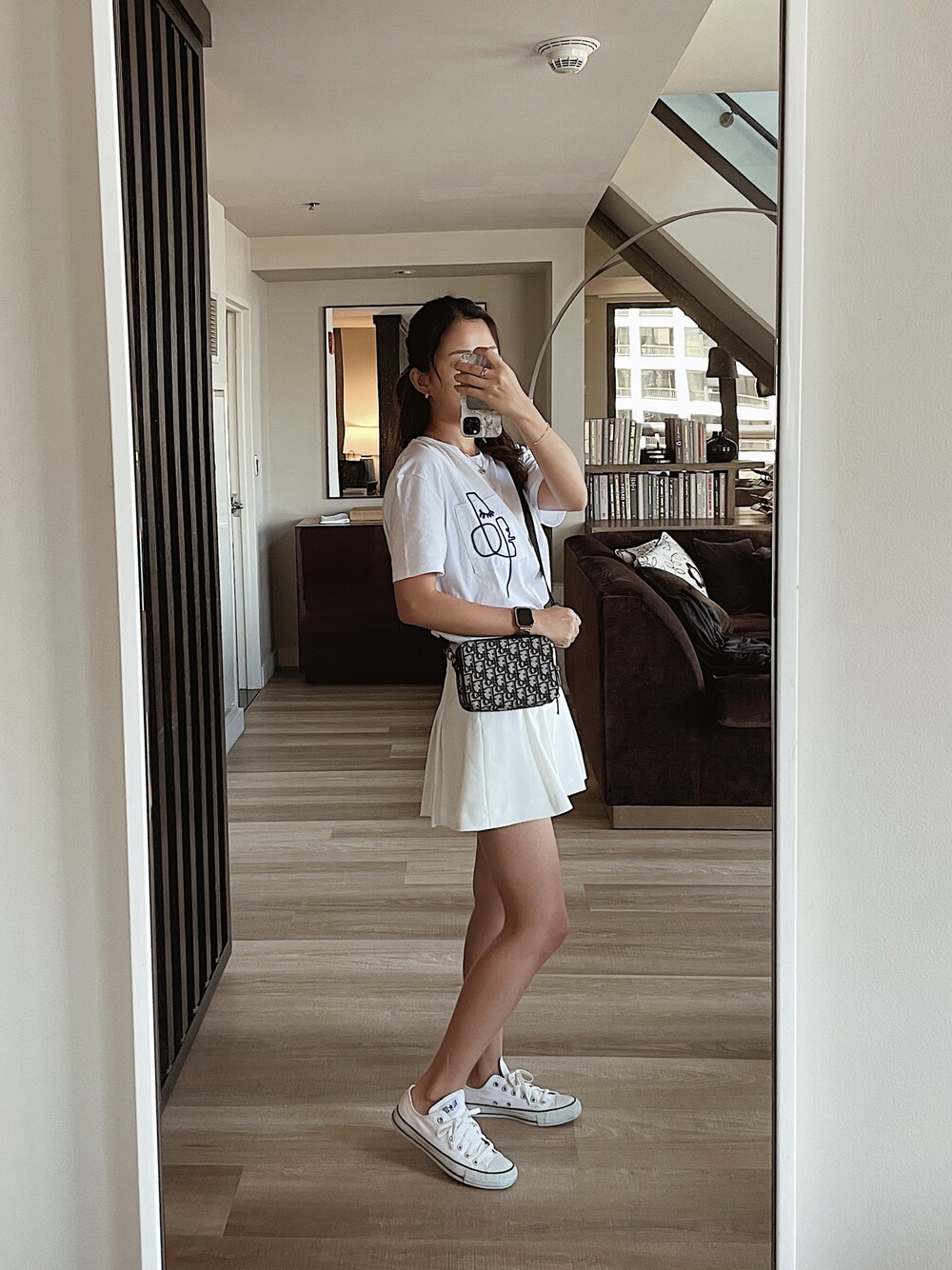 「カジュアル、ザラジョ、Dior、スニーカー、コンバース、アップルウォッチ、coco crush」｜「ZARAのアイテム（スカート、ホワイト系）」を使った、yumiさん（レディース・163cm）の夏コーディネートの1枚目の写真