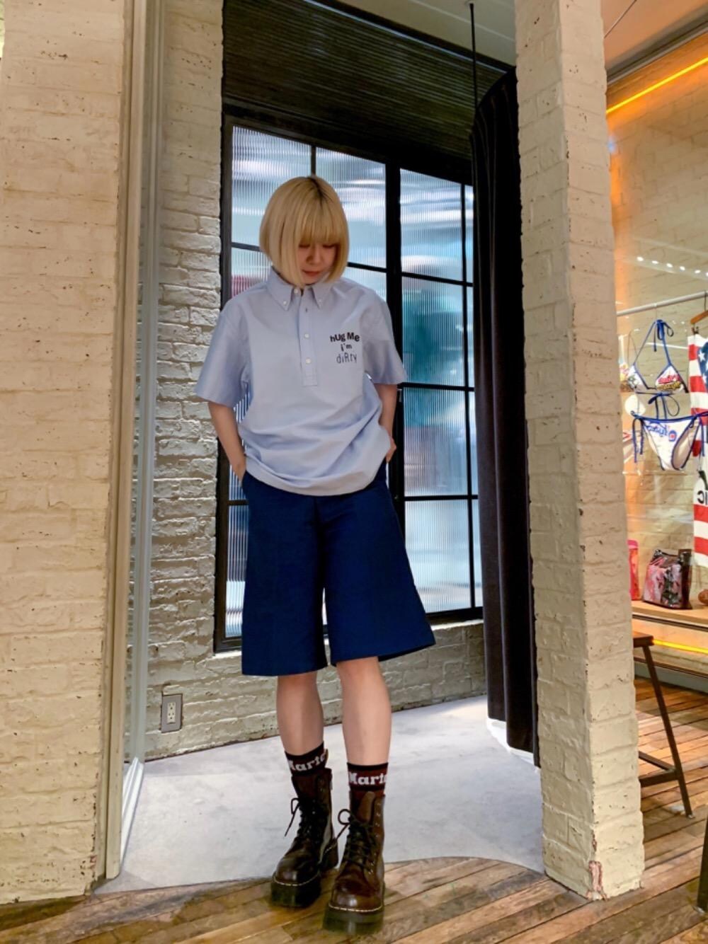 「ブルー、コラボ、ハーフパンツ、ヒステリックグラマー、高身長、骨格ナチュラル、ソニック・ユース、HYSTERIC GLAMOUR、夏コーデ、SONICyouth」｜「HYSTERIC GLAMOURのワークショートパンツ（その他パンツ、ブルー系）」を使った、YUNさん（レディース・168cm）の夏コーディネートの1枚目の写真