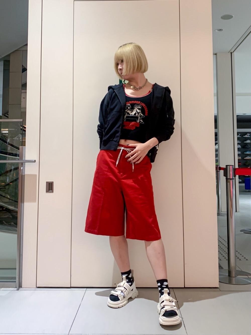「パーカー、ハーフパンツ、タンクトップ、ライトアウター、ウォレットチェーン、ヒステリックグラマー、高身長、骨格ナチュラル、HYSTERIC GLAMOUR、夏コーデ」｜「HYSTERIC GLAMOURのWOMAN ON SKULL  PICKウォレットチェーン（ウォレットチェーン、シルバー系）」を使った、YUNさん（レディース・168cm）の夏コーディネートの1枚目の写真