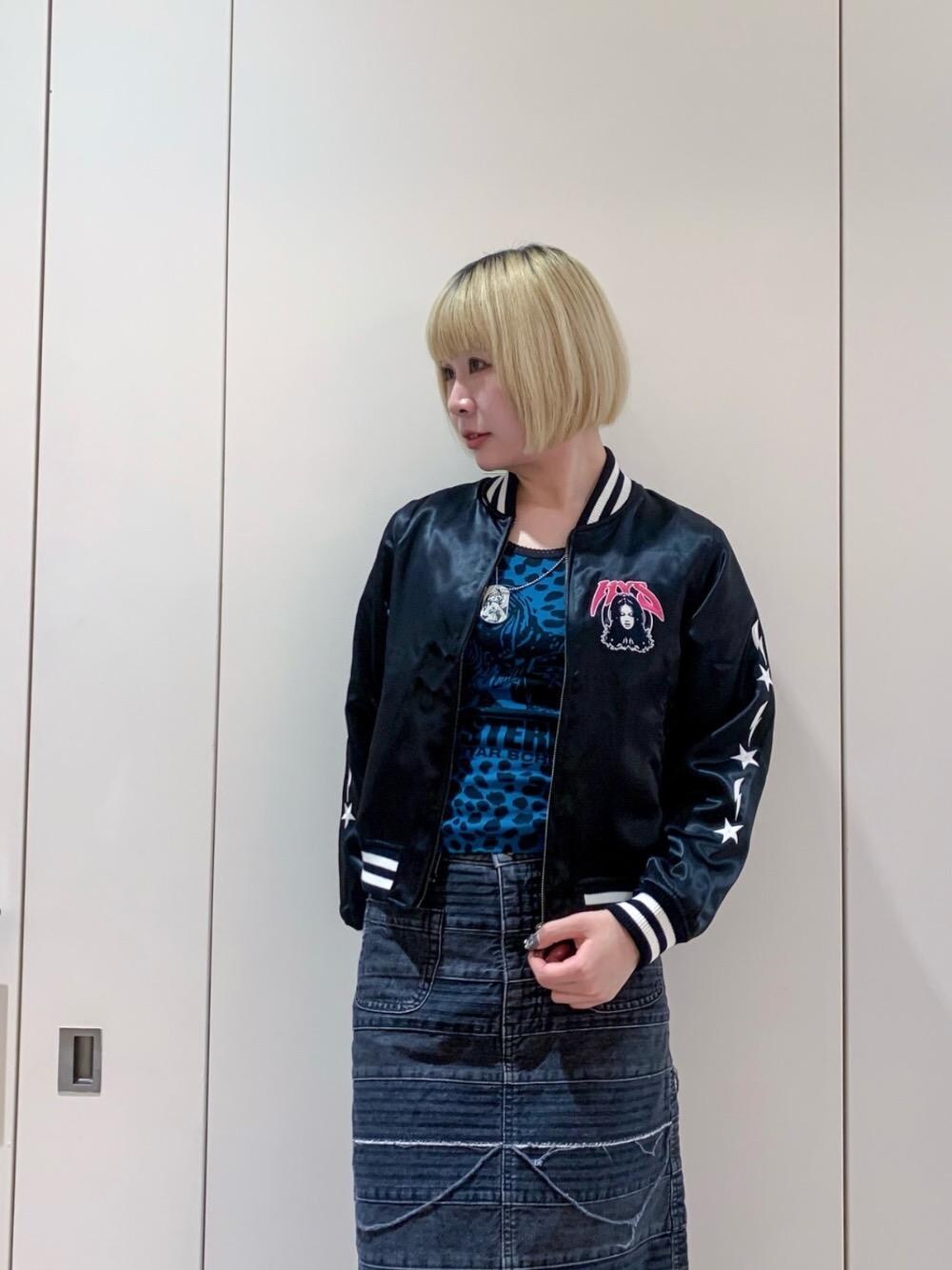 「デニム、スカジャン、ヒステリックグラマー、高身長、秋コーデ、軽アウター、骨格ナチュラル、HYSTERIC GLAMOUR、骨ナチュ、デニムスカート 」｜「HYSTERIC GLAMOURのGUITAR GIRL ボールチェーンネックス（ネックレス、シルバー系）」を使った、YUNさん（レディース・168cm）の夏コーディネートの1枚目の写真