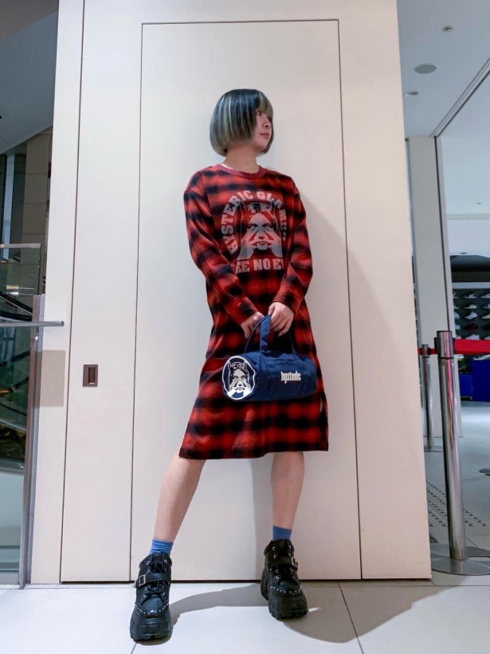 「スニーカー、バッグ、赤チェック、厚底スニーカー、ヒステリックグラマー、高身長、秋コーデ、骨格ナチュラル、HYSTERIC GLAMOUR、ワンピ―ス」｜「HYSTERIC GLAMOURのSEE NO EVIL プルオーバーワンピース（ワンピース、レッド系）」を使った、YUNさん（レディース・168cm）の秋コーディネートの1枚目の写真