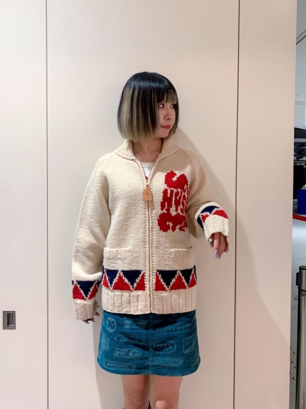 「ブーツ、ニットカーディガン、ミニスカート、冬コーデ、カウチン、ヒステリックグラマー、高身長、秋コーデ、骨格ナチュラル、HYSTERIC GLAMOUR」｜「HYSTERIC GLAMOURのMOTOR CITY FEVER柄 ローライズミニスカート（スカート、ブルー系）」を使った、YUNさん（レディース・168cm）の秋コーディネートの1枚目の写真