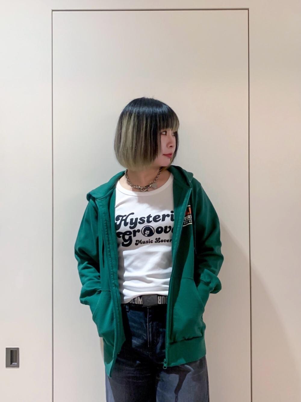 「パーカー、冬コーデ、オーバーサイズ、ヒステリックグラマー、高身長、秋コーデ、骨格ナチュラル、HYSTERIC GLAMOUR、メンズライク 」｜「HYSTERIC GLAMOURのWOMAN ON SKULL  PICKウォレットチェーン（ウォレットチェーン、シルバー系）」を使った、YUNさん（レディース・168cm）の秋コーディネートの1枚目の写真