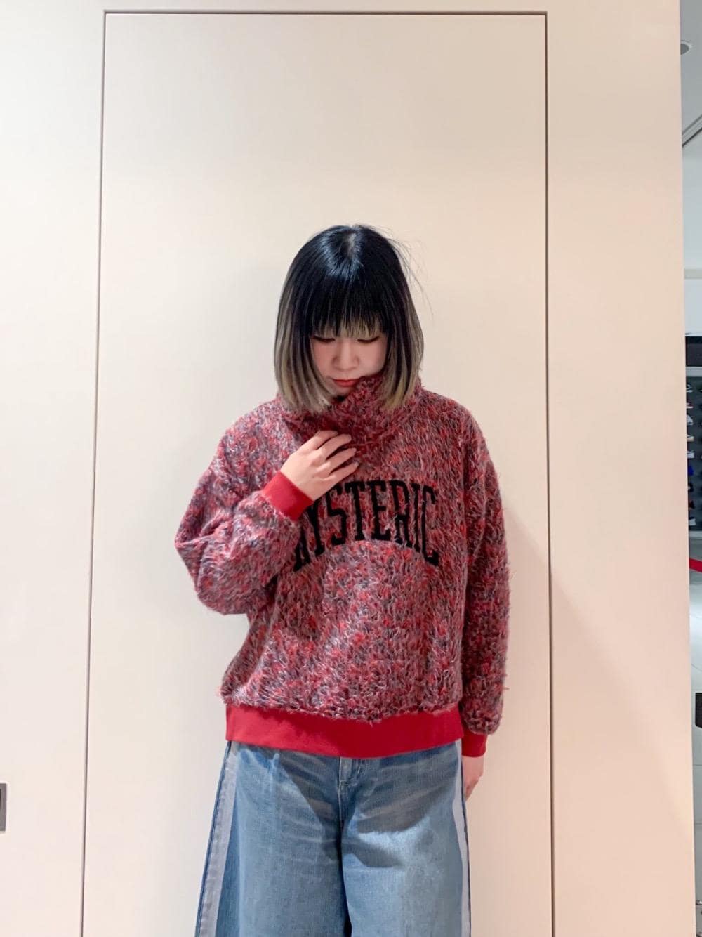 「ビッグシルエット、冬コーデ、タートル、オーバーサイズ、ヒステリックグラマー、高身長、秋コーデ、骨格ナチュラル、HYSTERIC GLAMOUR」｜「HYSTERIC GLAMOURのVARSITY LOGO刺繍 オフタートルプルオーバー（スウェット、レッド系）」を使った、YUNさん（レディース・168cm）の冬コーディネートの1枚目の写真