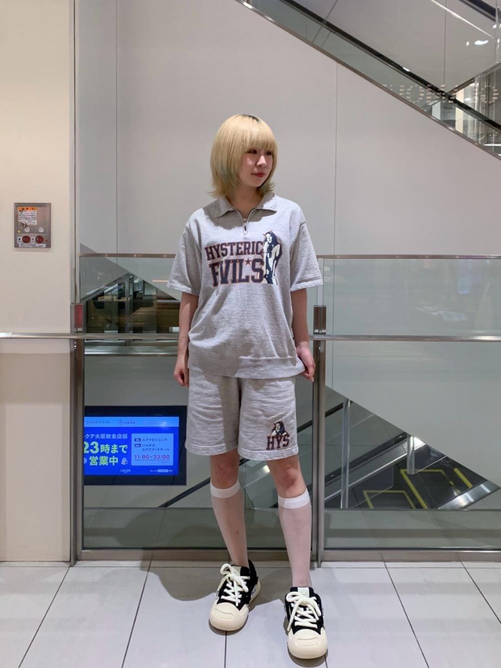 ハーフジップ トップス カジュアル ショートパンツ コーデ ハーフジップショートパンツを使った人気ファッション