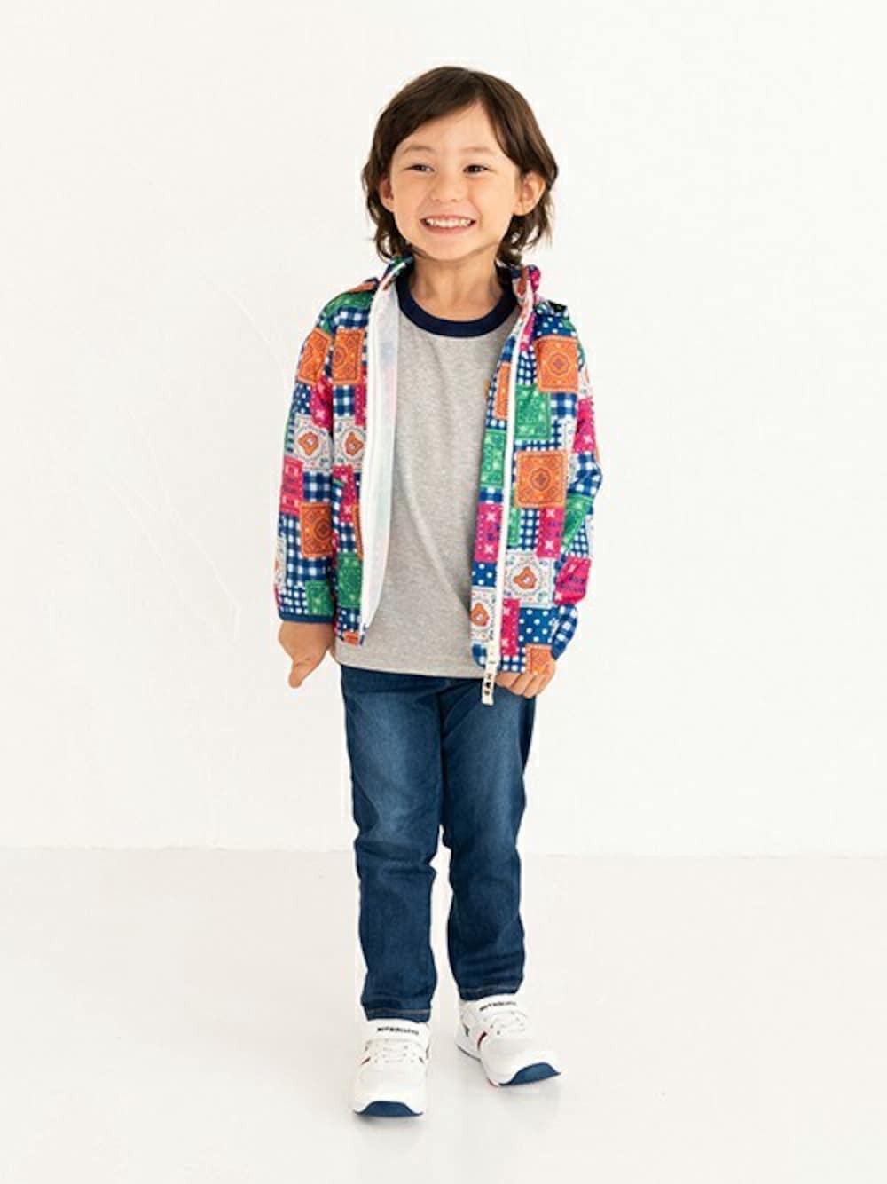 「ウィンドブレーカー、バンダナ柄、mikihouse、Tシャツ×デニム、冷房対策、キッズファッション、羽織りコーデ、hotbiscuits、ホットビスケッツ」｜「HOT BISCUITSのバンダナ柄/お花柄 はっ水ウィンドブレーカー（Tシャツ/カットソー、その他）」を使った、ミキハウス ホットビスケッツ店さん（キッズ・103cm）の春コーディネートの1枚目の写真